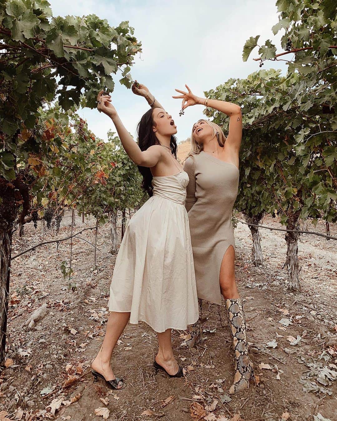 Lauren Elizabethのインスタグラム：「NEW EPISODE OF MOOD IS LIVE! Featuring my OG Youtube Sister @claudiasulewski 🖤 Swipe for the glow up - the first photo we ever took together when we met 😂🤦🏼‍♀️ Such a fun episode (this is exactly what we looked like while recording) you guys are going to love all things relationships, friendship, career, and more 🙌🏻 #MOODwithLaurenElizabeth」