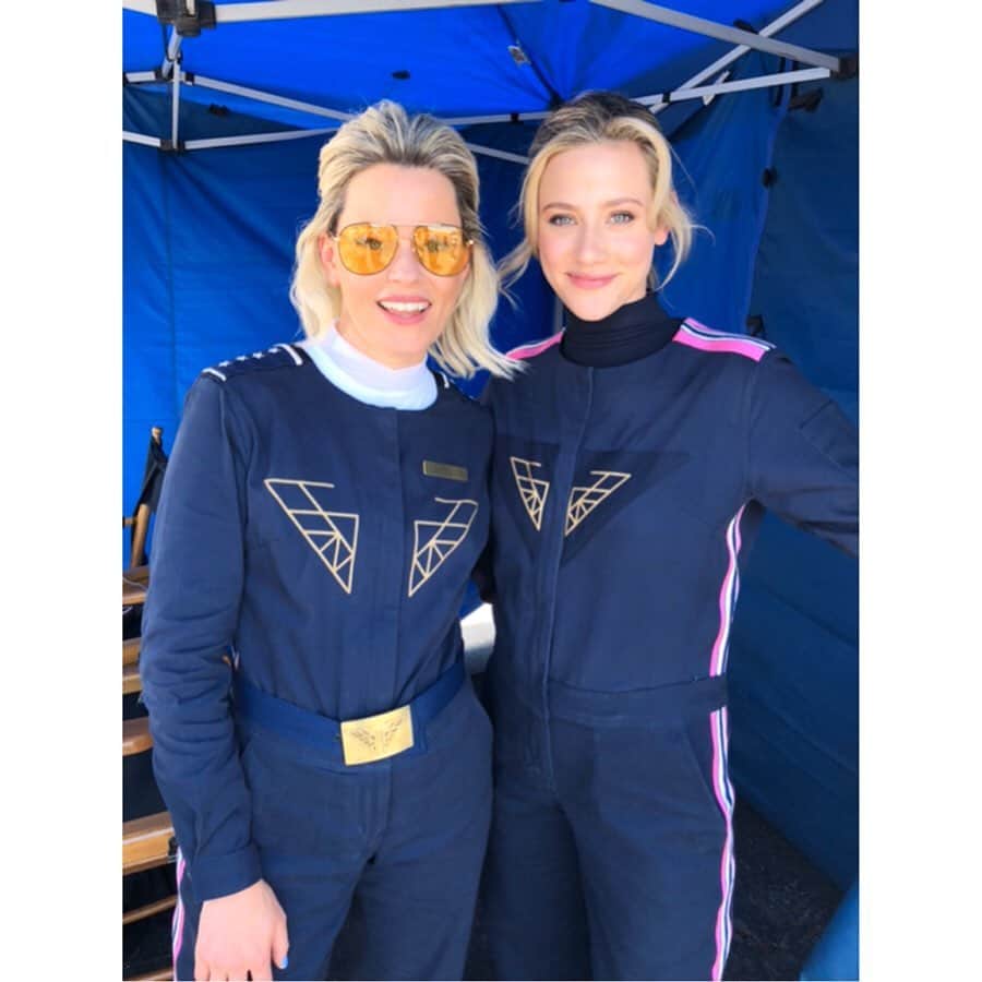 リリ・ラインハルトのインスタグラム：「Good morning, Charlie 😇 I was lucky enough to be an angel for a day while shooting a cameo for #CharliesAngels 👼🏼 check it out in theaters 11.15」
