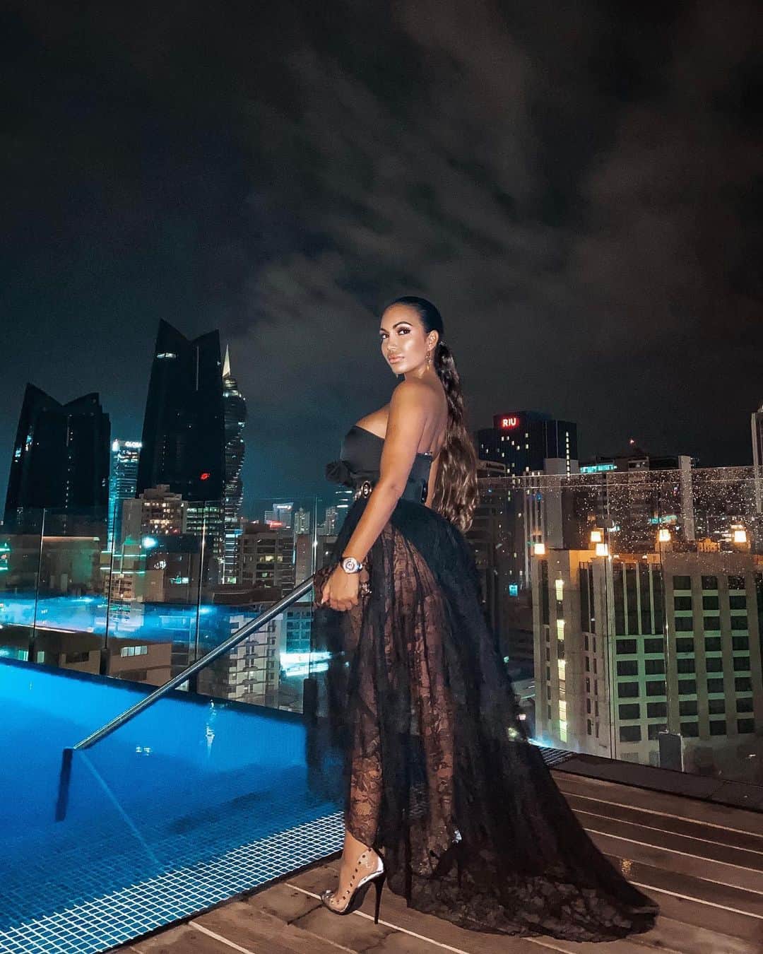 Aylen Aのインスタグラム：「Dress @fashionnova Ad ...Dreamy nights ✨」