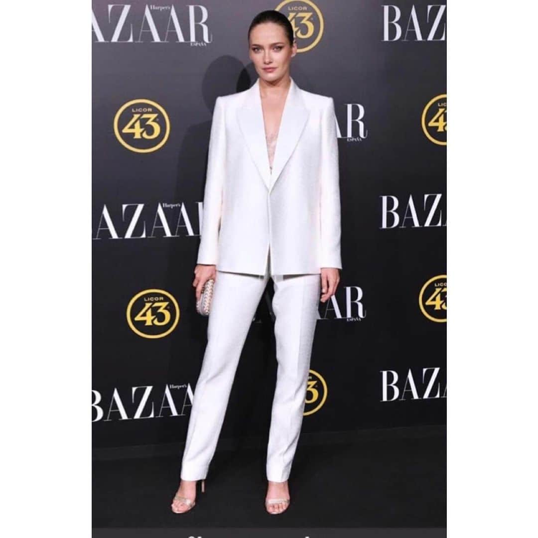 カルメン・べダルのインスタグラム：「Thank you so much for having me last night!  @harpersbazaares @inmajimenezbazaar ❤️ Thank you also to my agency who always take best care of me @juanctubilla @carolinadecastellvi @joa_hor ❤️❤️❤️ #premiosbazaaractitud43」