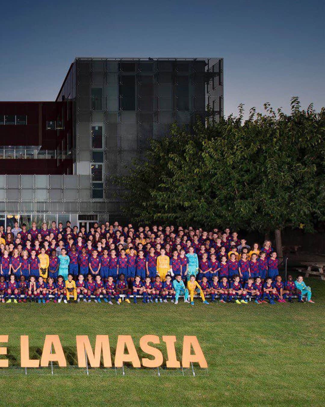 FCバルセロナさんのインスタグラム写真 - (FCバルセロナInstagram)「La Masia 40 💙❤️ How many can you spot? 🧐 Fidels a la nostra història. Fieles a nuestra historia 🙌」11月7日 5時30分 - fcbarcelona