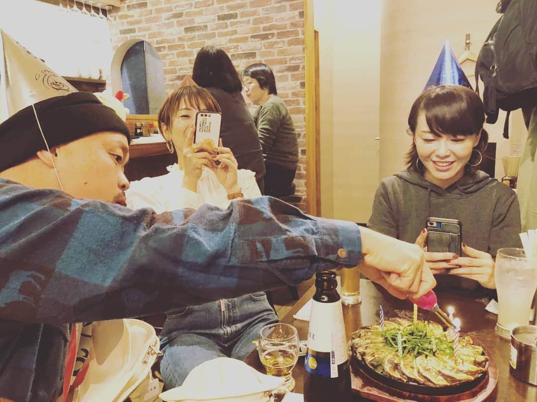 林智美 さんのインスタグラム写真 - (林智美 Instagram)「餃子部の誕生日パーティーは、 餃子愛と派手さがポイント🥟😆✨ * #ぶちくんお誕生日おめでとう #誕生日 #誕生日会 #マルカミ餃子 #円盤餃子 #しそ餃子 #餃子部 #餃子 #ぎょうざ #ギョウザ #乾杯🍻」11月7日 11時07分 - h_tomomi_i