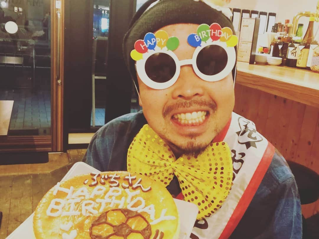 林智美 さんのインスタグラム写真 - (林智美 Instagram)「餃子部の誕生日パーティーは、 餃子愛と派手さがポイント🥟😆✨ * #ぶちくんお誕生日おめでとう #誕生日 #誕生日会 #マルカミ餃子 #円盤餃子 #しそ餃子 #餃子部 #餃子 #ぎょうざ #ギョウザ #乾杯🍻」11月7日 11時07分 - h_tomomi_i