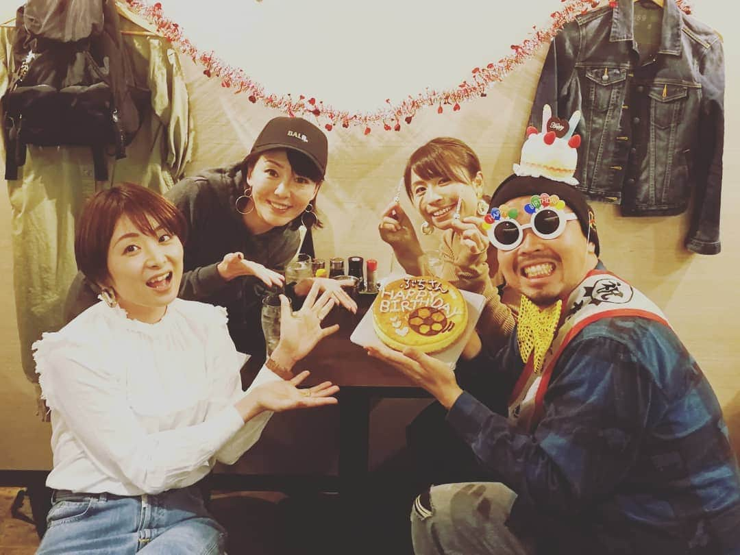 林智美 さんのインスタグラム写真 - (林智美 Instagram)「餃子部の誕生日パーティーは、 餃子愛と派手さがポイント🥟😆✨ * #ぶちくんお誕生日おめでとう #誕生日 #誕生日会 #マルカミ餃子 #円盤餃子 #しそ餃子 #餃子部 #餃子 #ぎょうざ #ギョウザ #乾杯🍻」11月7日 11時07分 - h_tomomi_i