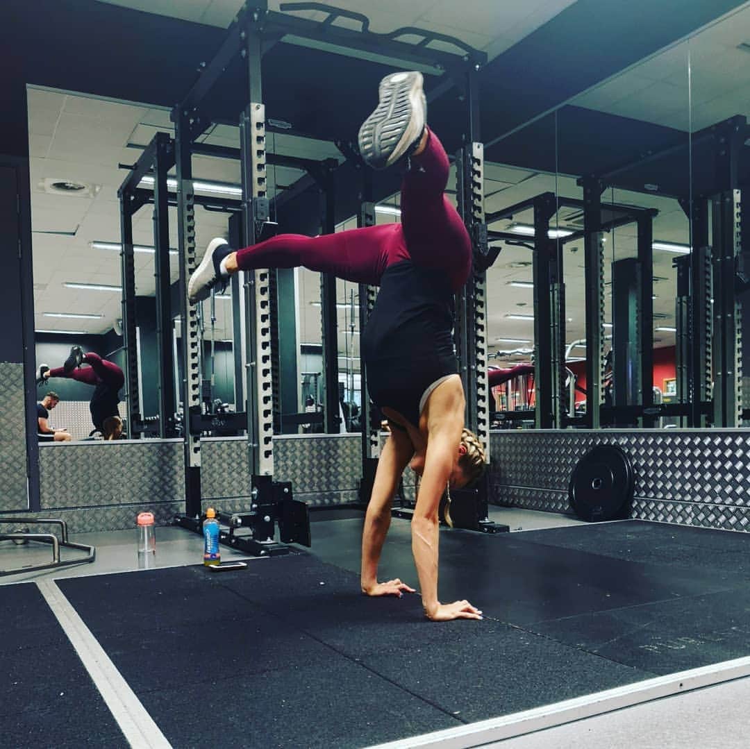 トニア・コーチさんのインスタグラム写真 - (トニア・コーチInstagram)「My mind works better when I'm upside down!! #handstands #workout #gym  #humpday」11月7日 5時49分 - toniacouch