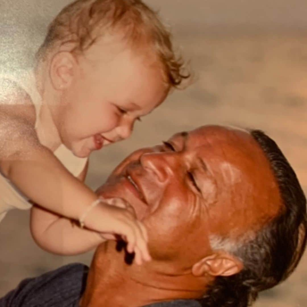 ベラ・ハディッドさんのインスタグラム写真 - (ベラ・ハディッドInstagram)「Happy birthday to the sweetest baba. Thank you for everything that you are. You are so special to me in so many ways ! The way you make me laugh , the way you love your children ! Thank you for always being the best that you can be. I cherish your love ! I wish I could be with you today , but I am celebrating , and loving you from afar ! @mohamedhadid 💚」11月7日 6時04分 - bellahadid