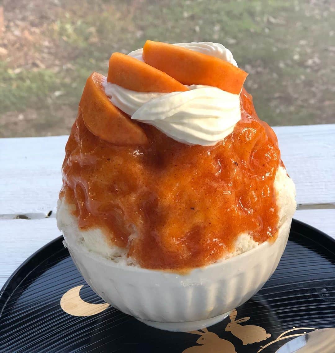 のインスタグラム：「「かきごおりお願いします」とオーダーして出てきたのが、この「柿氷」💕 味が単調にならないようにと3種類の柿がミックスされていて、甘くてまろやかで美味しかったー😆 秋晴れの日は、かき氷日和👍  #かき氷　#柿　#柿氷　#氷活　#秋晴れ　#かき氷日和　#カフェポニー　#japan #japanesesweets #shaveice #일본 #빙수 #감 #persimmon」