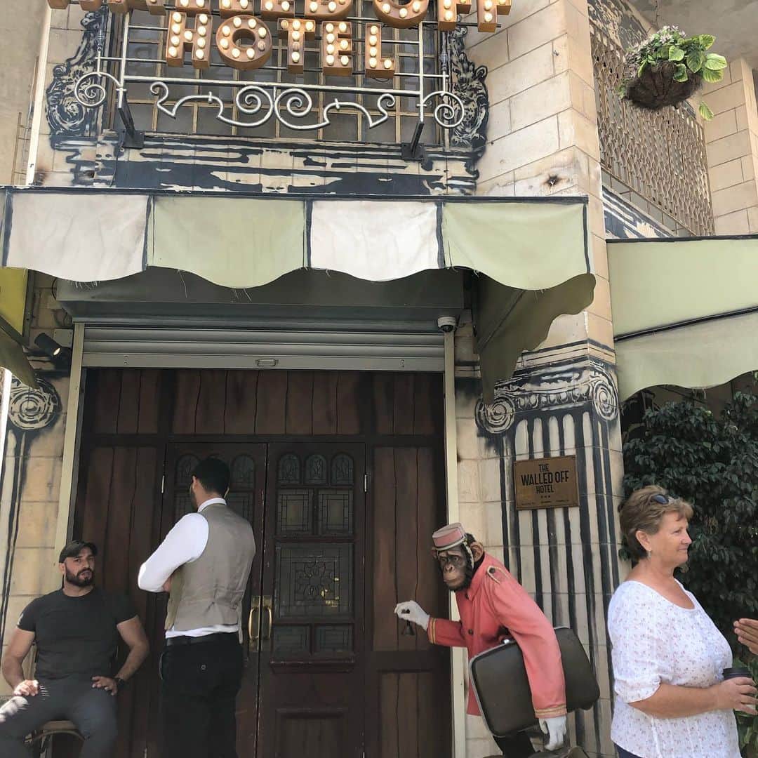 いとうせいこうのインスタグラム：「今日はガザを無事に出て、西岸地区ベツレヘムでバンクシーはつくづく偉いなと思い（ガザの状況を知るとなおさら）、またイスラエル側に。自動小銃の引き金に指がかかってるままでの検問とかあれこれ。原稿を待て。」