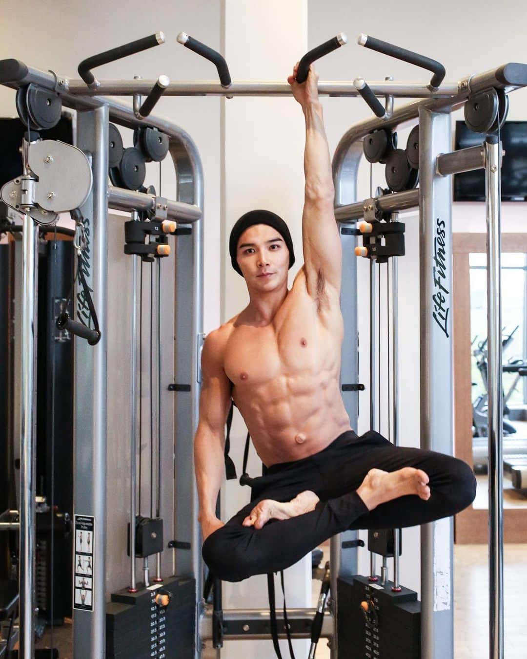 ルーディ・リンのインスタグラム：「All you need to do to achieve this little move is flexible hips, an incredible grip and a monkey state of mind. What’s your secret super power?」