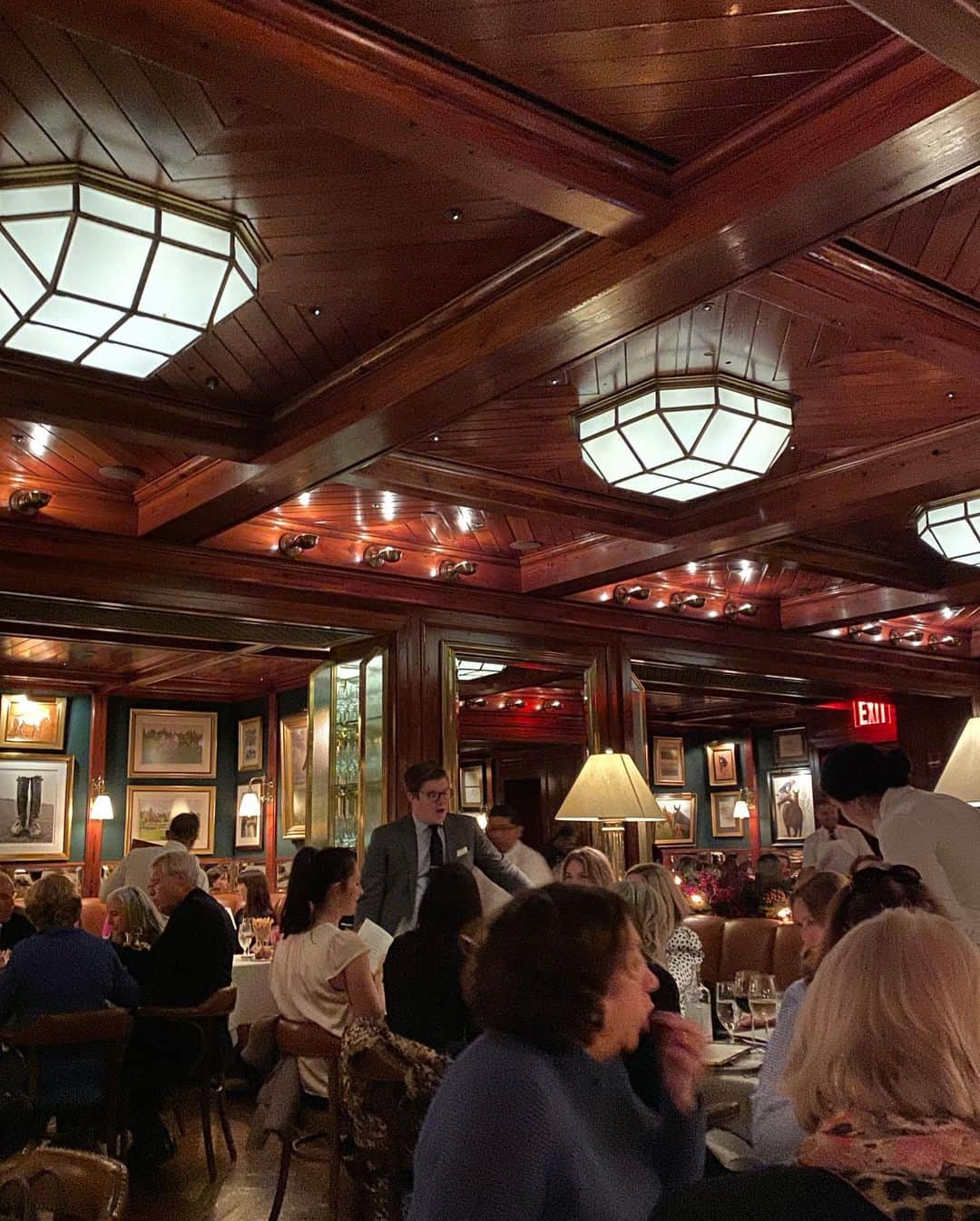 高嶋ちさ子さんのインスタグラム写真 - (高嶋ちさ子Instagram)「トランプ大統領の行きつけのPOLO BARへ。ラルフローレンのレストランという事で、客層もなんか素敵な感じ。 それにしても混みまくってびっくり。予約もなかなか取れないらしい。 トランプタワーの隣だからトランプさん行きつけなんだろうな。」11月7日 6時37分 - chisakotakashima