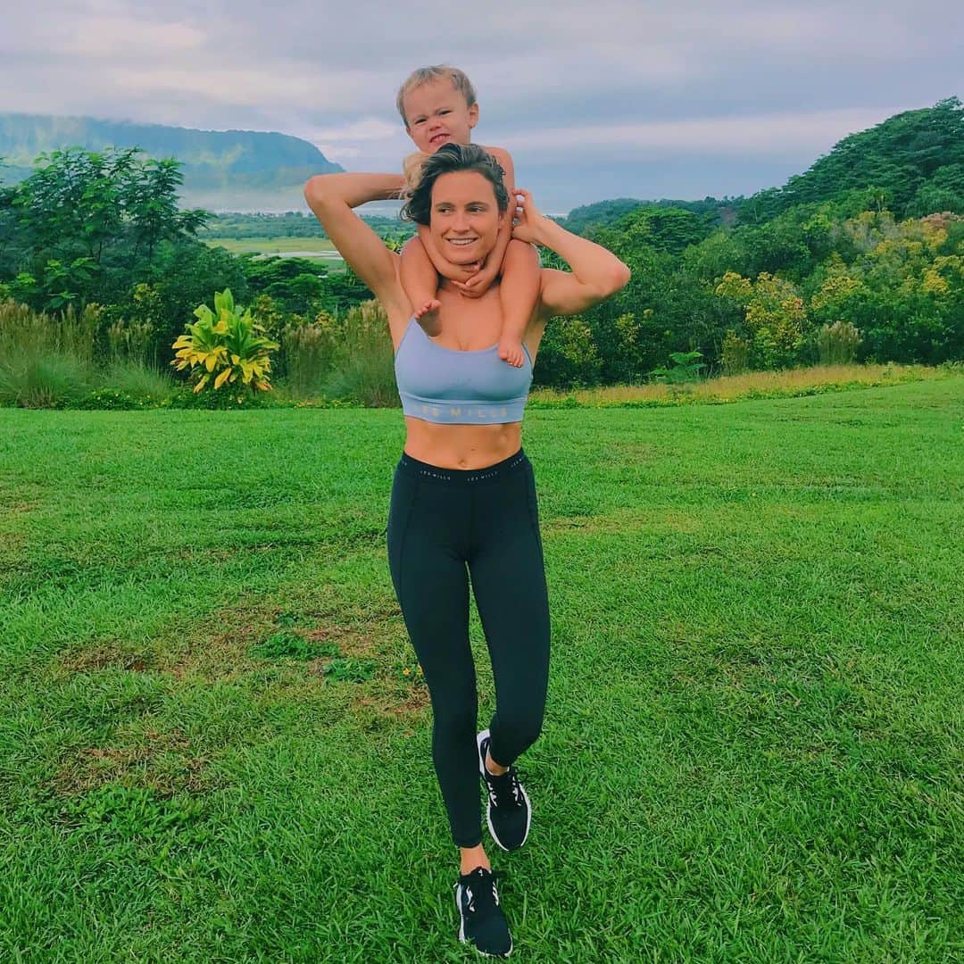 アラナ・ブランチャードのインスタグラム：「Mamas are built on strength! True greatness only comes when you step outside of your comfort zone. This @reebok outfit is one of my favorites from the collection, it compliments my active lifestyle as an athlete and working mother. I love @Reebok so much that I’m giving away a $500 @reebok giftcard! If you want to enter to win, you just have to follow these 3 easy steps: 1. Tell me what motivates you to workout 2. Tag your workout buddy 3. Follow @reebok & @lesmillsondemand I’ll personally pick the winner and contact them this coming Friday, November 8th. #reebokpartner #joworeebokxlesmills」