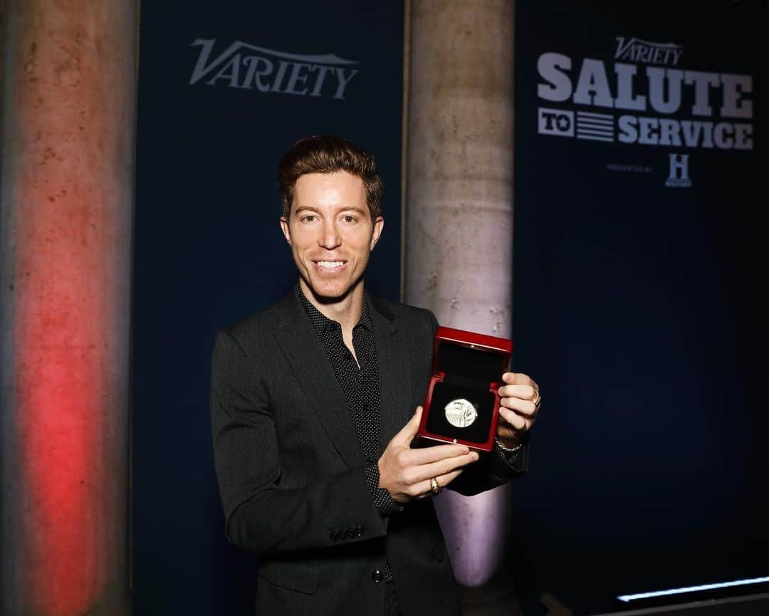 ショーン・ホワイトさんのインスタグラム写真 - (ショーン・ホワイトInstagram)「Was honored today at @variety’s Salute to Service event in NYC for the time I spent on the last holiday USO tour. Was very proud to be apart of the event today and I’m still humbled by the experience I had visiting our troops overseas. Thank you for your service 🇺🇸!!! #supportourtroops」11月7日 6時57分 - shaunwhite