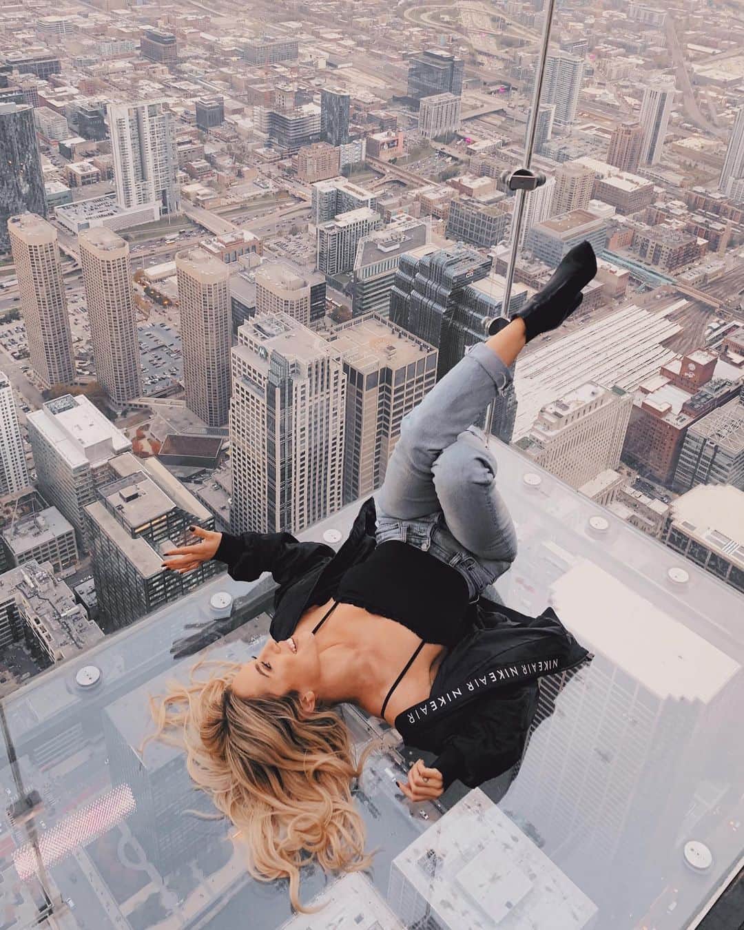 Kalyn Nicholsonのインスタグラム：「problems looking real small from way up here 🏙✨」