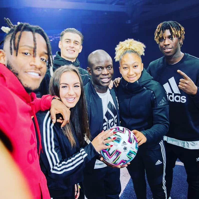 エンゴロ・カンテのインスタグラム：「Together, we stand as one 💙 #UNIFORIA #createdwithadidas @mbatshuayi @kepaarrizabalaga @laurenjames @katiezelem @moise_kean」