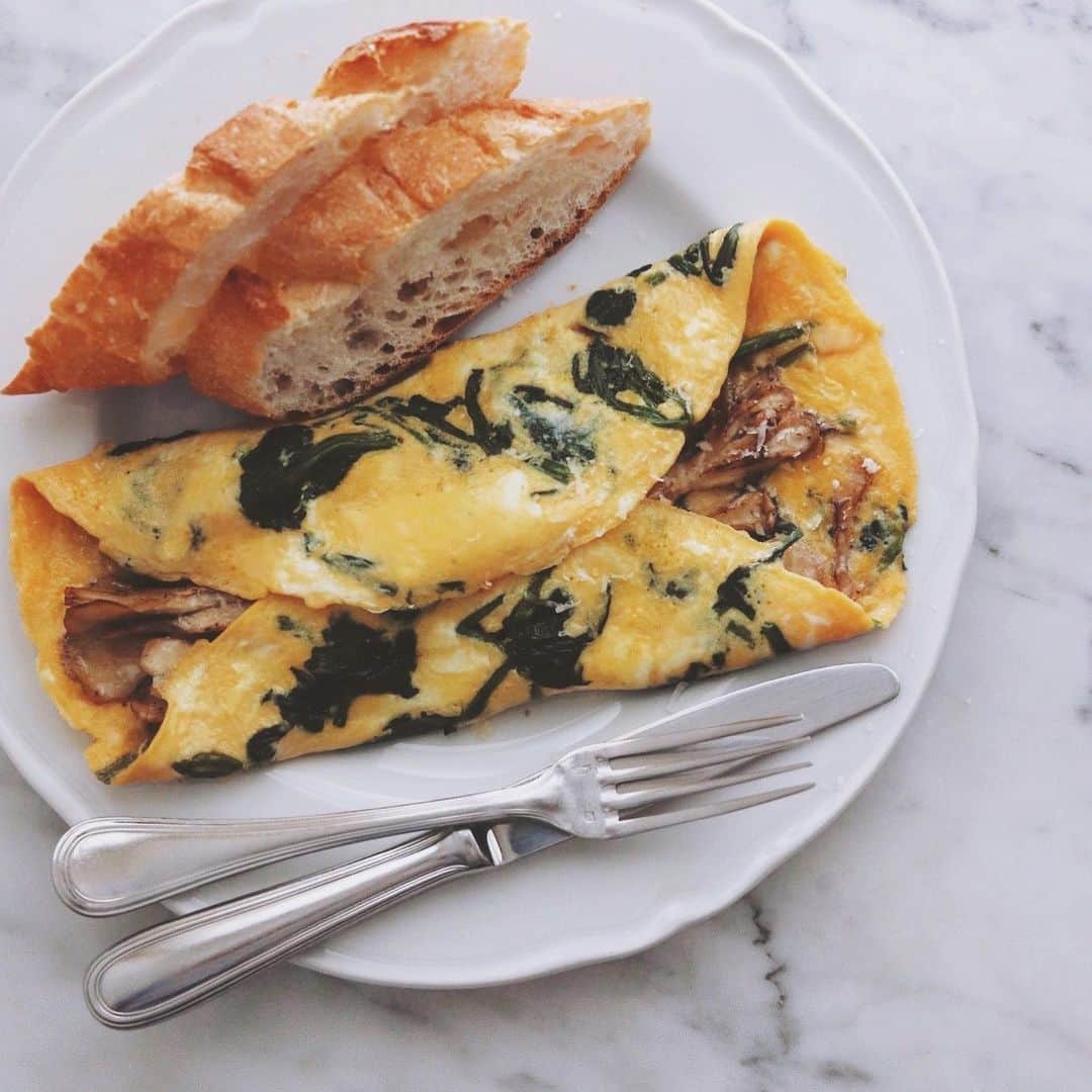 のインスタグラム：「Spinach Omelette . ほうれん草オムレツに 舞茸とチーズを包んで、 パンを添えた朝ごはん。 . . #オムレツ #ほうれん草 #spinachomelette #omelette #breakfastideas」