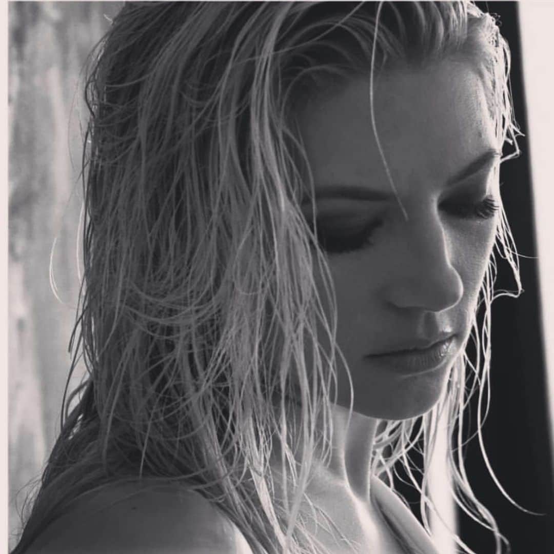 キャサリン・ウィニックのインスタグラム：「Life is only a reflection of what we allow ourselves to see.」