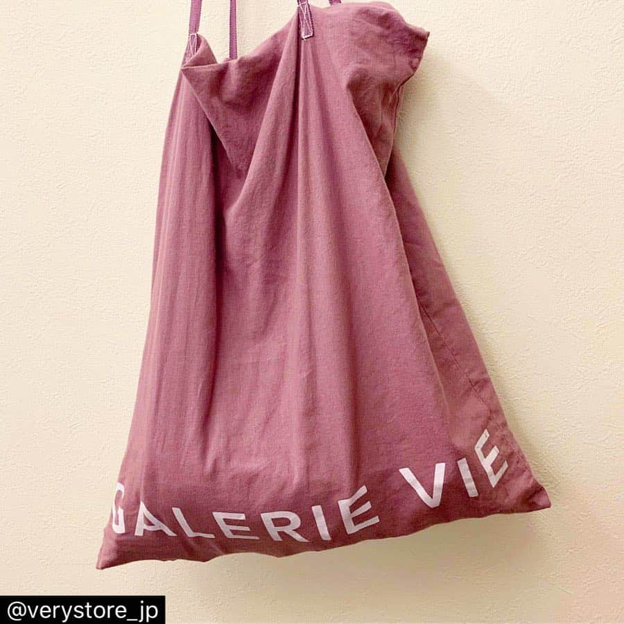 のインスタグラム：「今日の正午から発売の @verystore_jp でコラボした　@galerievie_jp とのニットについてくるバッグ！私もサブバックとして活躍させる予定！色がとにかく可愛い💕 . . 今日販売開始の @shizunan コラボの @galerievie_jp アイテム。 (誌面もちらりとお届け！) . 大人気タートルのVERY別注カラーは、 なんとこの同色の布製ショッパーが付属されます。 . スタッフが感動したのは、 コットンで素材が違うのに、 ラズベリー、バターイエローという ニットとまったく同じ絶妙な色味が出ていること！ . 細いグログランリボンの長い持ち手が カジュアルな装いにも ほんのり女っぽさを添えるショッパーは 編集部でも愛用率が高く、 これだけで販売されていたらよいのに...！ という声もあるほどの名品。 それが大人気ニットのノベルティでついてくる  貴重な機会なので、ぜひお見逃しなく。 . 今日正午から @verystore_jp で先行発売です😍」