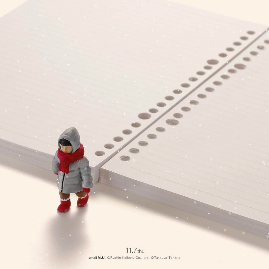 田中達也さんのインスタグラム写真 - (田中達也Instagram)「. 11.7 thu “Footprint” . ルーズリーフの穴はこうして作られた . #ルーズリーフ #雪 #足跡 #LooseLeaf #Snow #Footprint . 【small MUJI vol.1“Miniature”】 ❗️Starting Tomorrow❗️ 11/8 fri - 2/29 sat MUJI Kamppi Helsinki #無印良品 #MUJI #smallMUJI #MUJIKamppiHelsinki . ─────────────── 《Event info》 . 【MINIATURE LIFE POP-UP SHOP】 10/18 fri - 11/10 sun #ヒビヤセントラルマーケット にて .」11月7日 7時59分 - tanaka_tatsuya