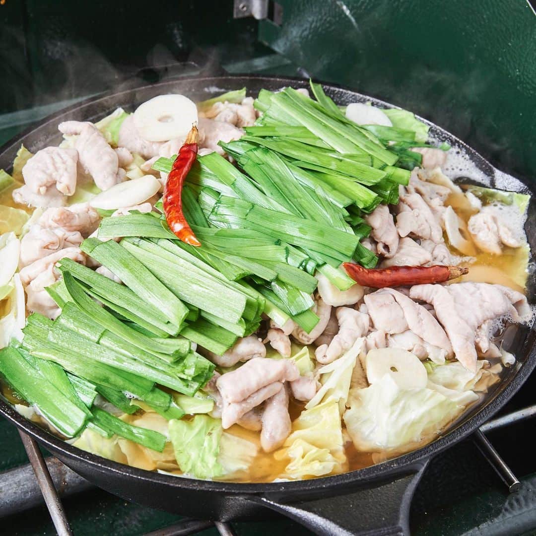 Coleman Japanのインスタグラム：「＼冬キャンプの定番に！／ もうすぐ #立冬 。寒さがしみる時期がやってきました🤧 🍃 ・ これからのキャンプ料理に、身体があったまる“お鍋”🍲が最高ですね。モツの旨味の染み込んだスープが絶妙な「モツ鍋」はいかがでしょう？ #鍋の日 ・ ━━━━━━━━━━━━━━━━━ 🍽#私のコールマンレシピ 大募集！ #私のコールマンレシピ を付けて投稿して頂いた中から素敵なお写真は、コールマン公式SNSでご紹介させて頂きます♪ ━━━━━━━━━━━━━━━━━ ・ ・ ・ #灯そうColeman #灯そうコールマン #灯そう #Coleman #コールマン #Outdoor #アウトドア #アウトドア料理 #アウトドア飯 #キャンプ飯 #キャンプご飯 #キャンプ料理 #キャンプごはん #アウトドアレシピ #キャンプレシピ #クラシックアイアンスキレット #モツ鍋 #もつ鍋 #お鍋 #私のコールマン #冬キャンプ」