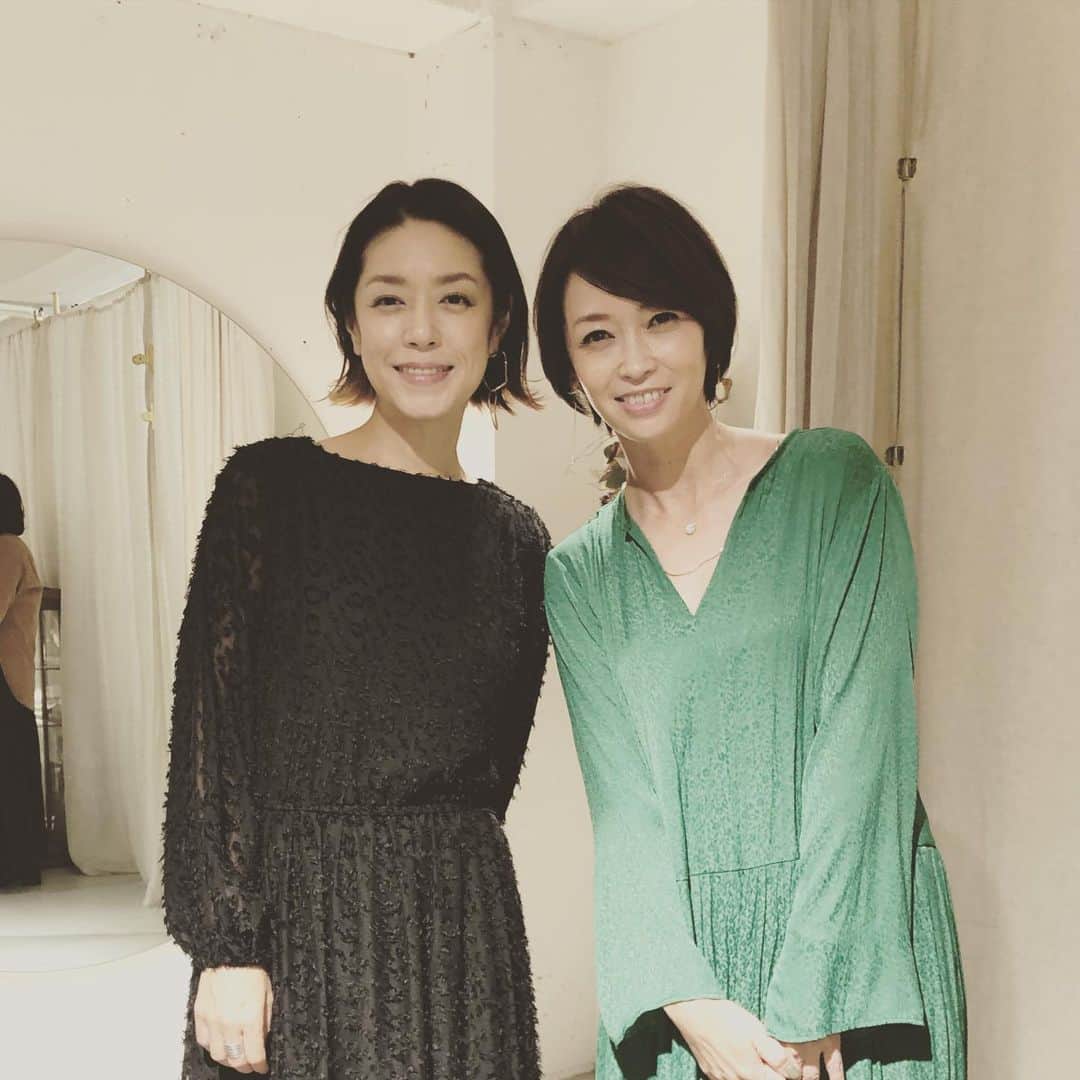 加藤紀子のインスタグラム：「辺見えみりちゃんのブランド OUTERSUNSETの展示会にお邪魔してきました！ えみちゃんの創り上げる世界は 質感も色も形もどれもサラリと素敵で✨ 来年の春夏の楽しみ出来ました👗 （私の黒ワンピは今期のoutersunset さんのもの。サラリ着心地良しー😊） #辺見えみりちゃん #outersunset」
