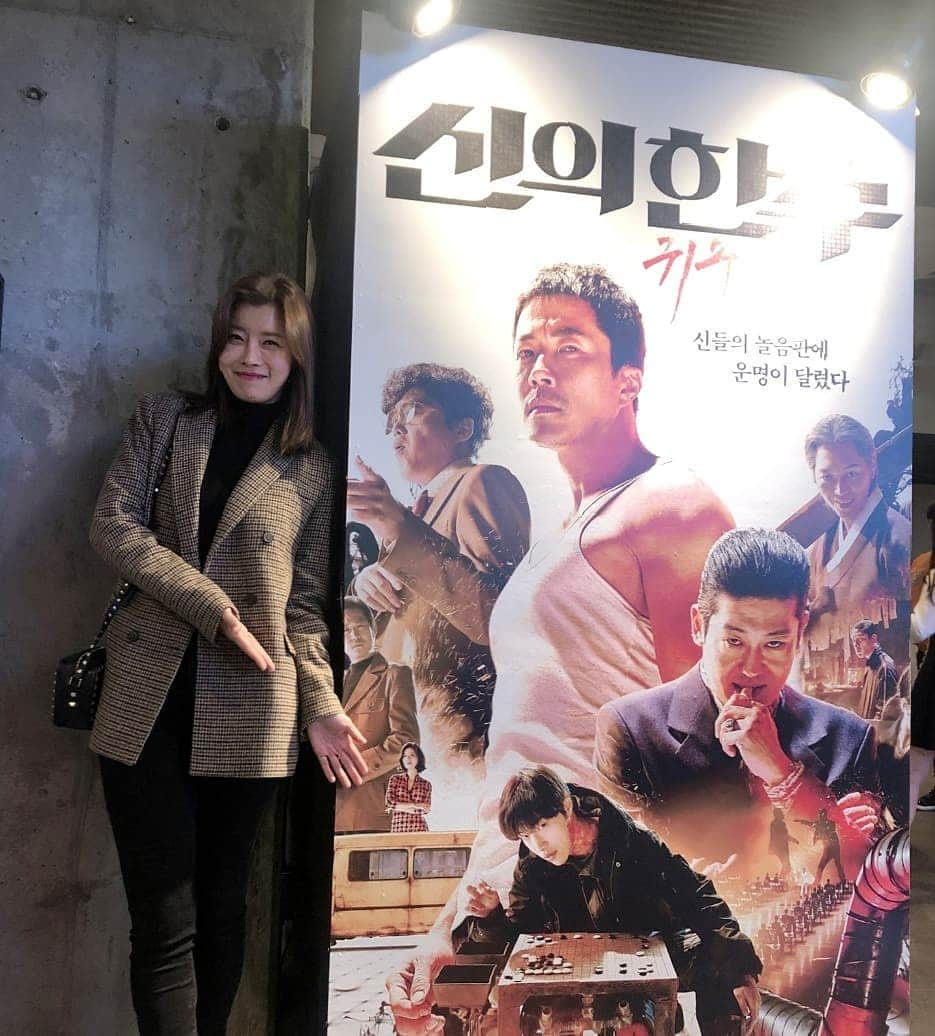 ユソンさんのインスタグラム写真 - (ユソンInstagram)「#영화귀수 드디어 오늘 개봉합니다! 이 영화 포스터에 제가 있다는거.. 아셨나요?ㅎㅎ  딱 저만큼 나옵니다🤣🤣 어제 시사회에서 처음 봤는데.. 이제껏 보지 못한.. 아주 감각적이고.. 스피디한.. 멋진 영화가 나왔네요.. 함께 참여한 것만으로도.. 설레이고 감사한 밤이었습니다!  벌써부터 예매1위. #귀수 #신의한수_귀수편 #시간순삭 #캐릭터의향연 #스타일리쉬한액션  #15세관람가  #꼭보세요‼️」11月7日 8時29分 - yoo_sun0129