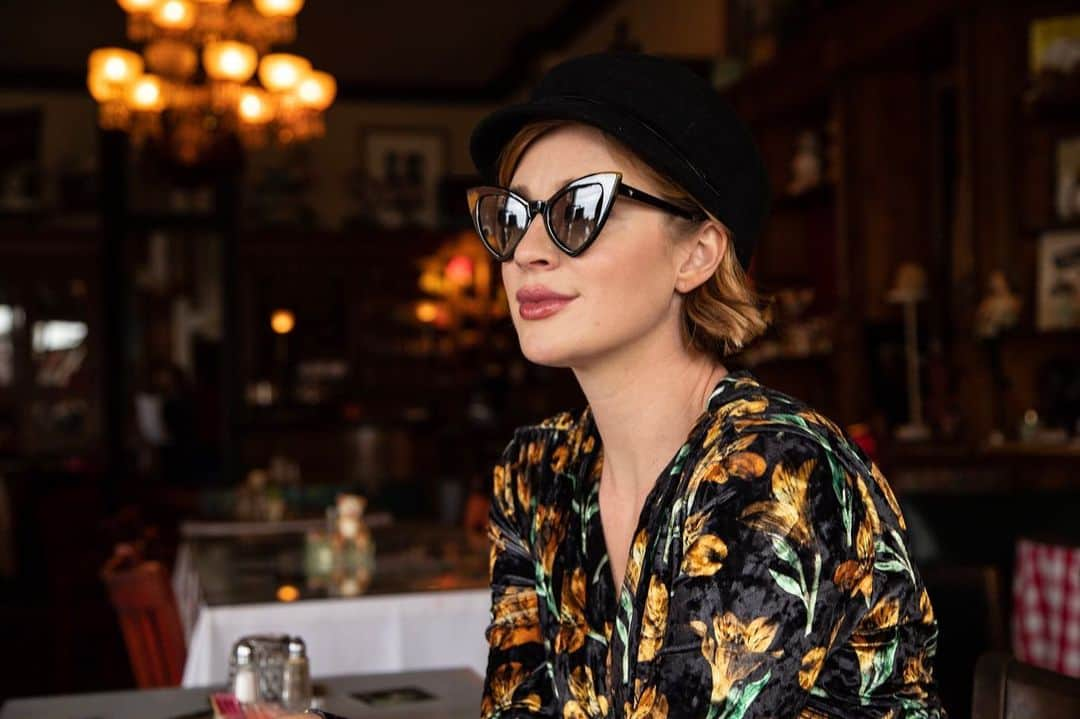 ローラ・カークパトリックさんのインスタグラム写真 - (ローラ・カークパトリックInstagram)「Proud to bring you these @valleyeyewear x Jennie Vee @thejennievee  As I tucked away in the cutest cafe that made me feel I was back in NYC @yorkstreetcafe I highly suggest when your in northern ky Cincinnati area 🖤 Dress by @delficollective  @thejennievee  Such a bad ass creative I have the honor to call my friend for almost 8 years 🖤  #newportky #yorkstcafe  #fashioninfluencer #northernky #worldwideshipping #sunglasses #laurakirkpatrick #sunglassesfashion #rockstarfashion #antmallstar #cateyesunglasses #antm #cincinnatiphotographer #jennievee #valleyeyewear」11月7日 8時32分 - laura_allstar