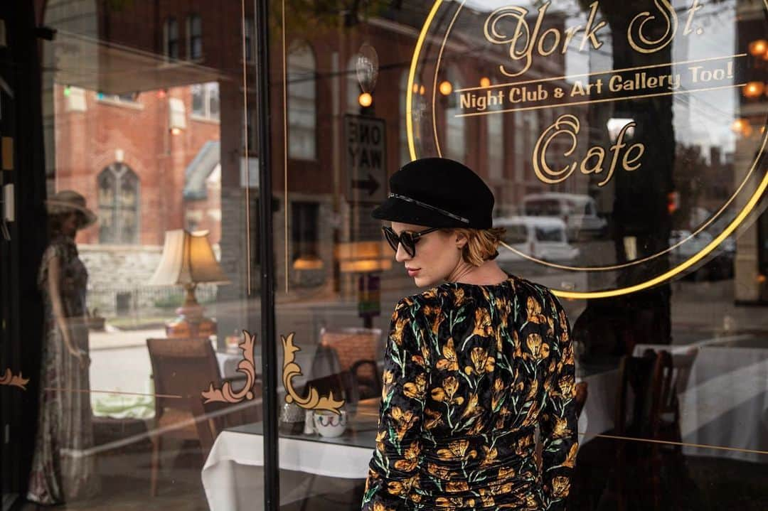 ローラ・カークパトリックさんのインスタグラム写真 - (ローラ・カークパトリックInstagram)「Proud to bring you these @valleyeyewear x Jennie Vee @thejennievee  As I tucked away in the cutest cafe that made me feel I was back in NYC @yorkstreetcafe I highly suggest when your in northern ky Cincinnati area 🖤 Dress by @delficollective  @thejennievee  Such a bad ass creative I have the honor to call my friend for almost 8 years 🖤  #newportky #yorkstcafe  #fashioninfluencer #northernky #worldwideshipping #sunglasses #laurakirkpatrick #sunglassesfashion #rockstarfashion #antmallstar #cateyesunglasses #antm #cincinnatiphotographer #jennievee #valleyeyewear」11月7日 8時32分 - laura_allstar