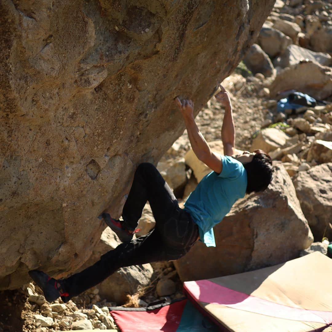 濱田健介のインスタグラム：「Laphroaig V11, Mukogawa. I made first ascent 3 years ago. But around the start holds were buried by construction last year. I found it was possible to climb 2days ago. Started after 2 moves from original. I think same grade and same quality than before. So nice. 一昨日の武庫川からもう一つ。 3年前に初登したものの、工事でスタート付近が埋められた ラフロイグ 3段 をリピート。以前の2手目を取ったところからスタートした。 この課題は核心付近が欠けてて、そもそもオリジナルよりも悪くなってて。出だしの2手がなくなったけど、プラマイゼロで同じくらいの以前と難しさに感じた。ポケットが連続する核心の面白さは残ってるし、相変わらずいい課題やった。 是非またやってほしいけど、パキらないように注意。。 Photo by @7eri  @rockmasterhq  @organicclimbing  @unparallelup  @nogradjustfeeling  @camp1889」