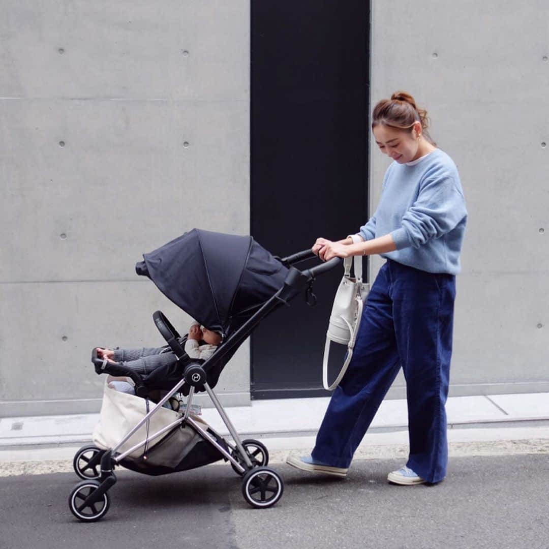 Keikooooooのインスタグラム：「ブルーのワントーンコーデ🐳🐟🐋 上下UNIQLOです💙 詳しくはblogに書いてます♡ʾʾ . knit、pants #uniqlo @uniqlo  bag @ohgaofficial #ohga shoes @converse #converse buggy @cybex_global」