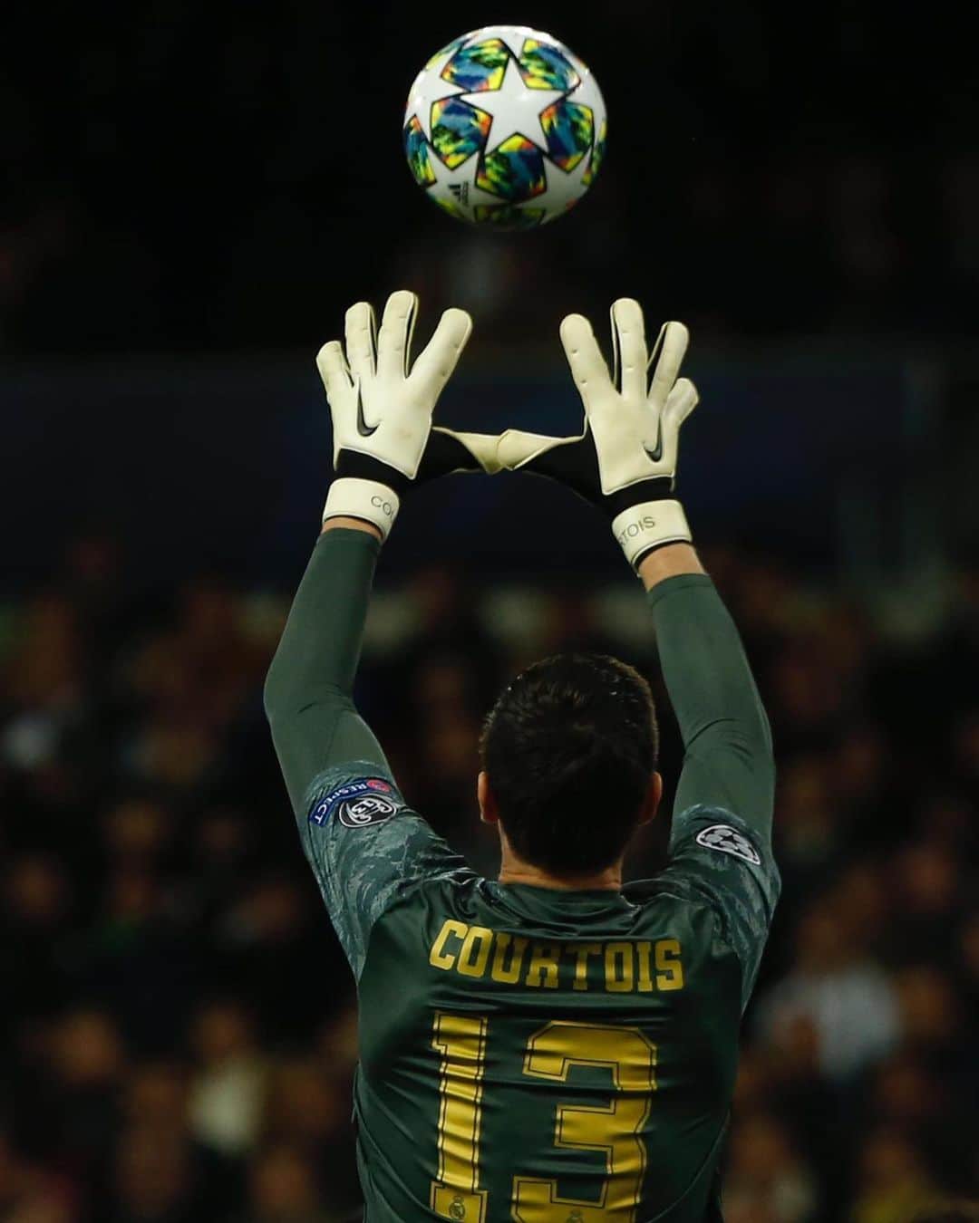 ティボ・クルトゥワのインスタグラム：「+3 y partidazo ante nuestra afición!! #HalaMadrid」