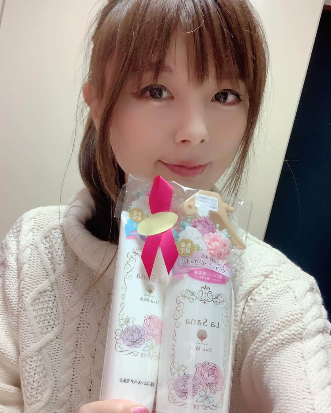 satomiさんのインスタグラム写真 - (satomiInstagram)「🌸ラサーナアンバサダーの活動第4弾🌸 * * 洗い流さないトリートメントのご紹介だよ🌟 * * ↓ これ1本で8役¨̮♡︎デザインも可愛い〜！ ①ダメージ補修✨ ②UV対策☀️ ③ドライヤーダメージケア✨ ④まとまり✨ ⑤なめらか✨ ⑥うるおい✨ ⑦ヘアカラー退色防止💇‍♀️ ⑧ツヤ✨✨ * ✼••┈┈┈┈┈┈┈┈┈┈┈┈┈┈┈┈••✼ ・ラサーナ海藻モイストヘアミストスウィートブーケの香り　200ml ・ラサーナ海藻スムースヘアミルクスウィートブーケの香り　120g ・ラサーナ海藻ヘアエッセンススウィートブーケの香り サンプルパウチ×10枚 ✼••┈┈┈┈┈┈┈┈┈┈┈┈┈┈┈┈••✼ まとまりのある髪の毛の仕上がり😊🌟 香りも男性、女性問わず好感を得そう¨̮♡︎ ． ．  #LaSana #haircare #ラサーナ　 #ラサーナアンバサダー2019 #スウィートブーケの香り　 #ヘアミストヘアミルク #私はヘアミスト派　 #ヘアミスト #pr @lasana_official #香水 #甘い香り #ヘアケア #髪は命 #サラサラヘア #ツヤツヤヘア」11月7日 9時00分 - saatoomii47