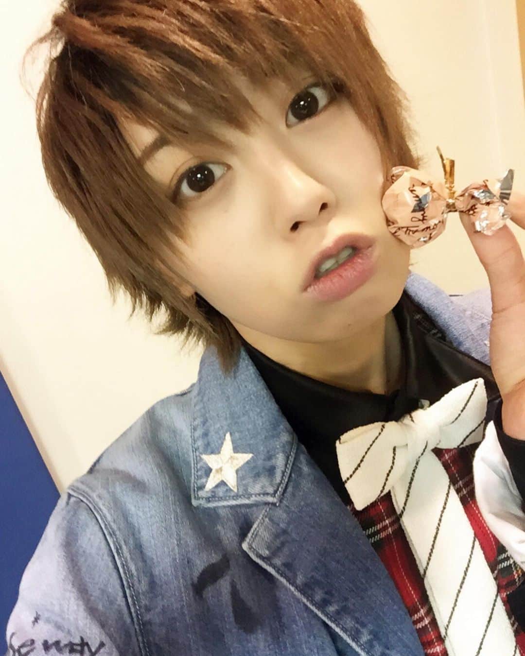 浦えりかのインスタグラム：「風男塾との写真を載せたら、旦那さんがきっかけで私を知ってくださって『奥さんが若い男とイチャイチャしている！？』と思われた方もいたみたいで...（笑） 混乱させて申し訳ねえ..._:(´ཀ`」 ∠): 風男塾は私が2017年まで所属していたグループなのでこの機会に知ってくださると嬉しいです( ^ω^ ) というわけで懐かしの浦正写真を適当に何枚か載せてみる。 ずっと携帯変えていないと懐かしい写真沢山あるなー＼(^o^)／ #風男塾 #青明寺浦正」