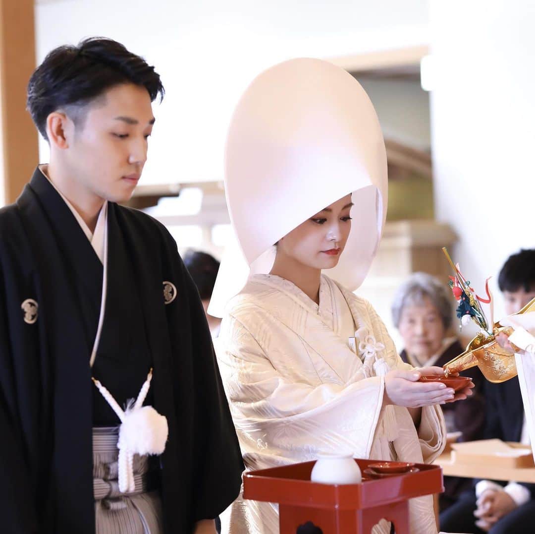 ホテルモントレ ラ・スール大阪ウエディングのインスタグラム：「@lasoeurosaka_wedding 神前式は、友人も呼びたい そんな、ふたりも満足♡ . . . #モントレ花嫁 #ホテルモントレラスール大阪  #モントレウェディング #モントレ #モントレラスール大阪 . . #dressy花嫁  #marry花嫁  #プレ花嫁 #卒花嫁 #全国の花嫁さんと繋がりたい  #weddingdress #takamibridal  #wedding #結婚式 #ホテル」