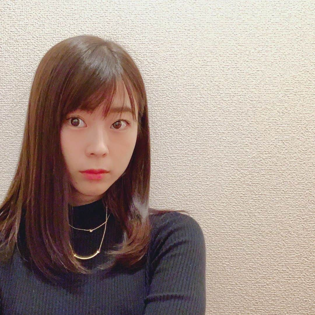 川端里奈のインスタグラム：「＊ gigiにてcutとcolor❤︎ いつも私のアバウトすぎる注文を しっかり汲み取ってくれて 素敵に仕上げてくれるhariさん☺️ いつも本当にありがとうございます❤︎ 髪が軽くなって、つるつるー🥰 #gigi代々木#hariさん#リリー#haircolor#haircut#salon#美容院#セミロング#ロングヘア#代々木#グリーンベース#ヘアカラー#髪色#トリートメント」