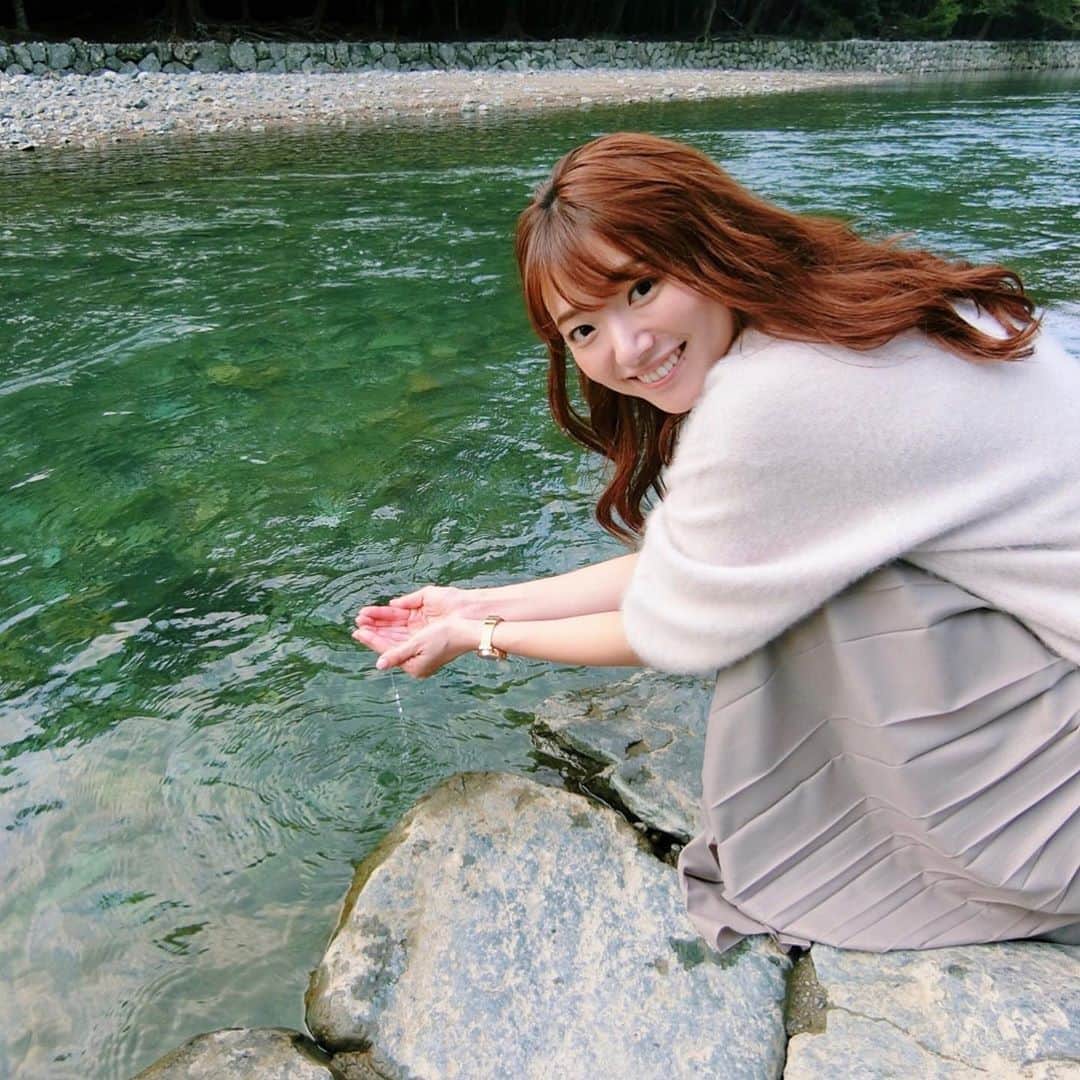 のインスタグラム：「#20191031﻿ ﻿ 伊勢神宮の内宮⛩🍃﻿ ﻿ 先日行われた即位礼正殿の儀のとき、﻿ 儀式が始まると降っていた雨がやんで﻿ 皇居に虹がかかったのを見て、﻿ 神話のような瞬間だったなぁと。﻿ それからまた行きたいと思っていた内宮。﻿ 天照大御神の太陽のパワーを﻿ 感じてきました🙏🏻☀︎✨﻿ ﻿ 心が洗われました〜。﻿ ﻿ 参拝後はおかげ横丁へ。﻿ 豚捨のメンチカツと赤福は外せないっ。﻿ 美味しかった〜♩﻿ ﻿ ___________________________________________ #マトバ旅 #三重県 #伊勢 #伊勢神宮 #内宮 #天照大御神 #神社仏閣好き #御朱印ガール #五十鈴川 #おかげ横丁 #豚捨 #赤福 #旅行」