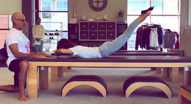 新田朝子さんのインスタグラム写真 - (新田朝子Instagram)「#basipilates の創設者 #raelisacowitz のレッスンでは　#ピラティス の礎を学びました。学んだことを早く一人でも多くの人に伝えたいなぁという気持ちでいっぱいです☺️ . 今後どんな形で皆さんにピラティスをお伝えできるか模索中。女性限定イベント、地域コミュニティや企業様向けなども考えているので、もし興味のある方がいらっしゃいましたらご連絡お待ちしています。皆様のアイディアも参考にさせてください！！ . #出張ピラティス #ピラティスレッスン #インストラクター募集 #健康増進 #健康志向 #エクササイズ #ワークアウト #ワークライフバランス #ピラティスインストラクター #筋トレ　#pilatesinstructor #workout」11月7日 20時11分 - asako.nitta