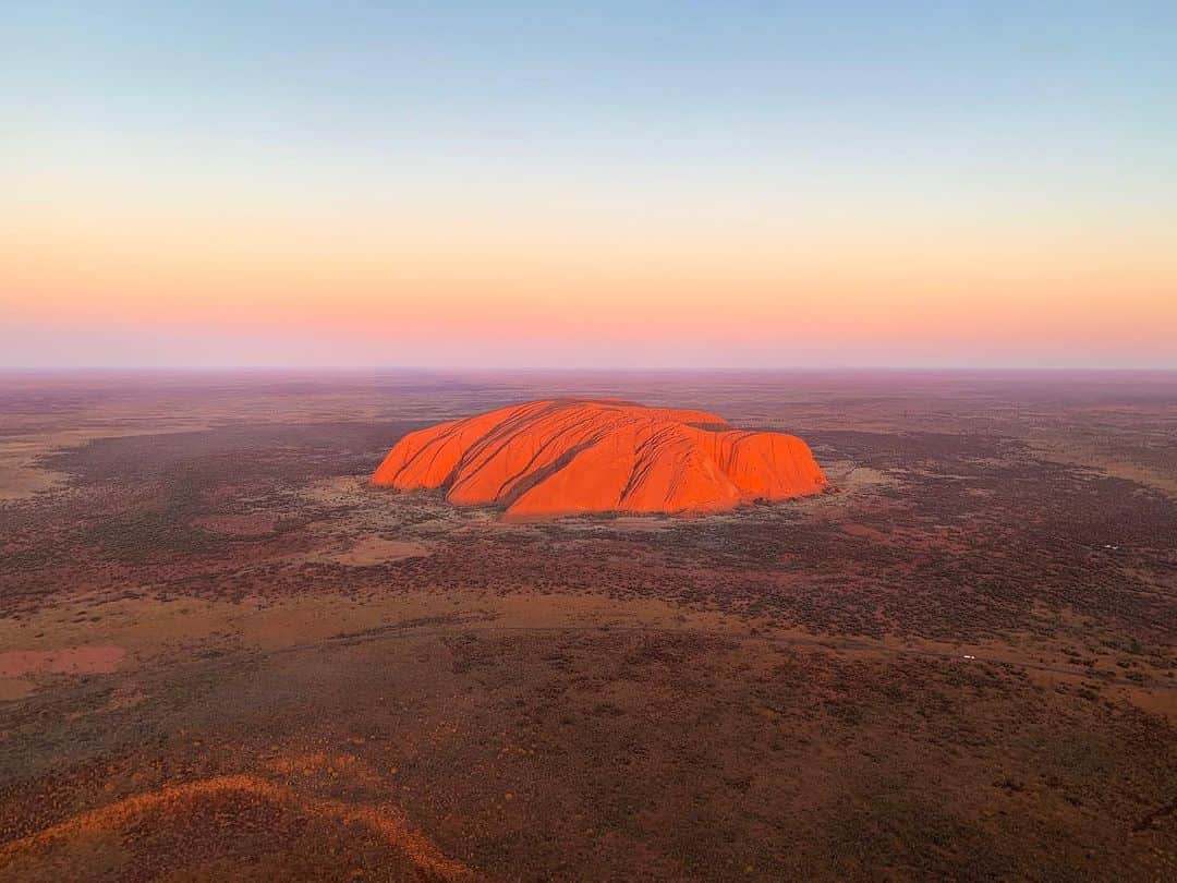 アルメン・アブディのインスタグラム：「Red centre road trip 🚘」