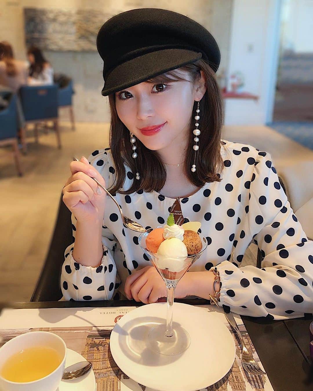 藤川沙弥のインスタグラム：「𓍯𓇠﻿ ﻿ 帝国ホテルで開催中の﻿ 英国フェアへ行ってきました𓂅🇬🇧﻿ ﻿ 英国の食文化を堪能できちゃう💂🏻‍♂️🔎﻿ ﻿ 大好きなサーモンに﻿ フィッシュ&チップスに﻿ 西洋ワサビ添えのローストビーフ🥩﻿ ﻿ イギリスではトフィークリームをかけた﻿ プディングにバニラアイスを添えて﻿ 食べるのが人気らしい❤︎🍨🍪﻿ ﻿ 全部美味しかったな〜🤤🍴﻿ ﻿ 帝国ホテルの2階、カフェクベールで﻿ 2020年1月10日まで開催中だよ✔︎📍﻿ ﻿ 帰りに帝国ホテルで可愛い🎄を沢山見れて﻿ あ〜もうそんな季節かぁ〜🥺と﻿ あんりと浸りながら帰りました😂﻿ ﻿ ﻿」
