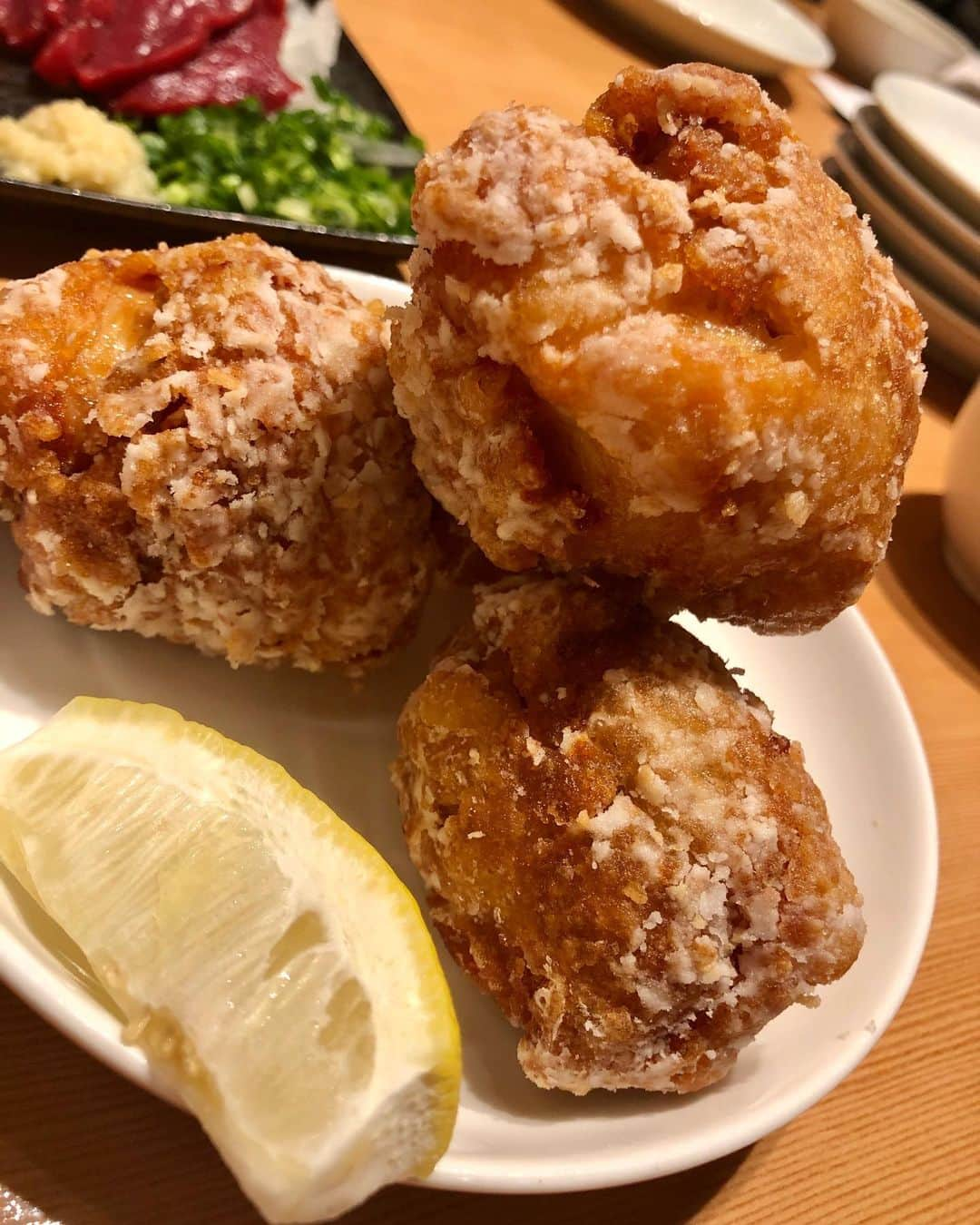 紺野ゆりさんのインスタグラム写真 - (紺野ゆりInstagram)「🍴 田町の水炊き屋さん『鼓次郎』  濃厚な水炊きはもちろん、 唐揚げに胡麻カンパチによっぱらい海老に...🤤🤤 鍋以外の一品料理も全部美味しかった♡♡ 山登って温泉入ってからの水炊きのスープは身体に染みました🥰 * * #yuriおすすめ 💜 * * #田町#鼓次郎##水炊き」11月7日 18時50分 - yuri_konno_official