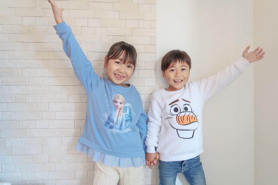 かなのインスタグラム：「． 最後の動画まで見て🥺🙏🏻 ． ありの〜ままの〜♩ だけでこんなに盛り上がれる🥺❄️笑 ． 2人が大好きなアナ雪とH&M @hm_kids のコラボアイテムが全国のH&Mとオンラインストアで発売されてるよ💎✨ めちゃくちゃ可愛い♥️☃️ アナ雪2も絶対観にいく〜🍿✨ ． ． #アナ雪#エルサ#オラフ#姉弟#仲良し#娘#息子#FrozenxHM#HMKids#HMxME#アナ雪xHM」