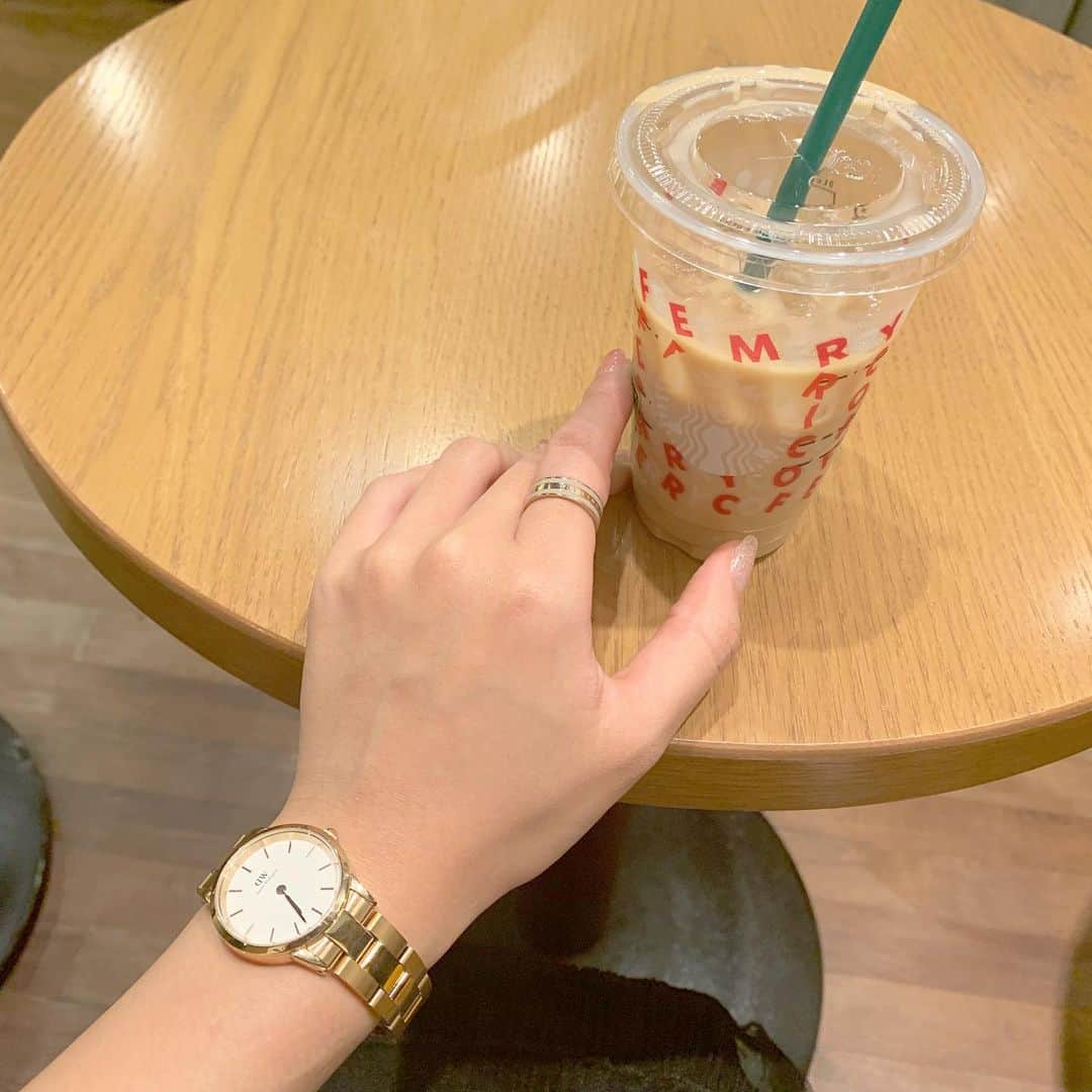 牧野桃美さんのインスタグラム写真 - (牧野桃美Instagram)「⠀ ⠀ Newねいる & アクセ💍💕 ⠀ nailはピンクとミラーとキラキラに、、、✨ 腕時計とリングはお気に入りのDaniel Wellington ❤︎ ピンクよりのゴールドがネイルにぴったりだよ💡 ⠀ 手元を綺麗にすると仕草から何まで女子力あがる🍑！ ⠀ ⠀ ⠀ ⠀⠀ ⠀ ⠀ ⠀ ⠀ 《 @danielwellington からお知らせ 》 15％OFFクーポンコード：momomi01（12/31有効、公式サイト使用のみ） ◎11/8～11/11期間中、全商品* 11%OFF ◎腕時計とブレスレットのギフトラッピング無料✨ ◎クーポンコード併用可能 ⠀ ⠀ #ダニエルウェリントン#ピンクネイル#ミラーネイル#冬ネイル#モテネイル#ラメネイル#リング#指輪#ギフト#腕時計#女の子#デートコーデ」11月7日 18時46分 - momomi_makino