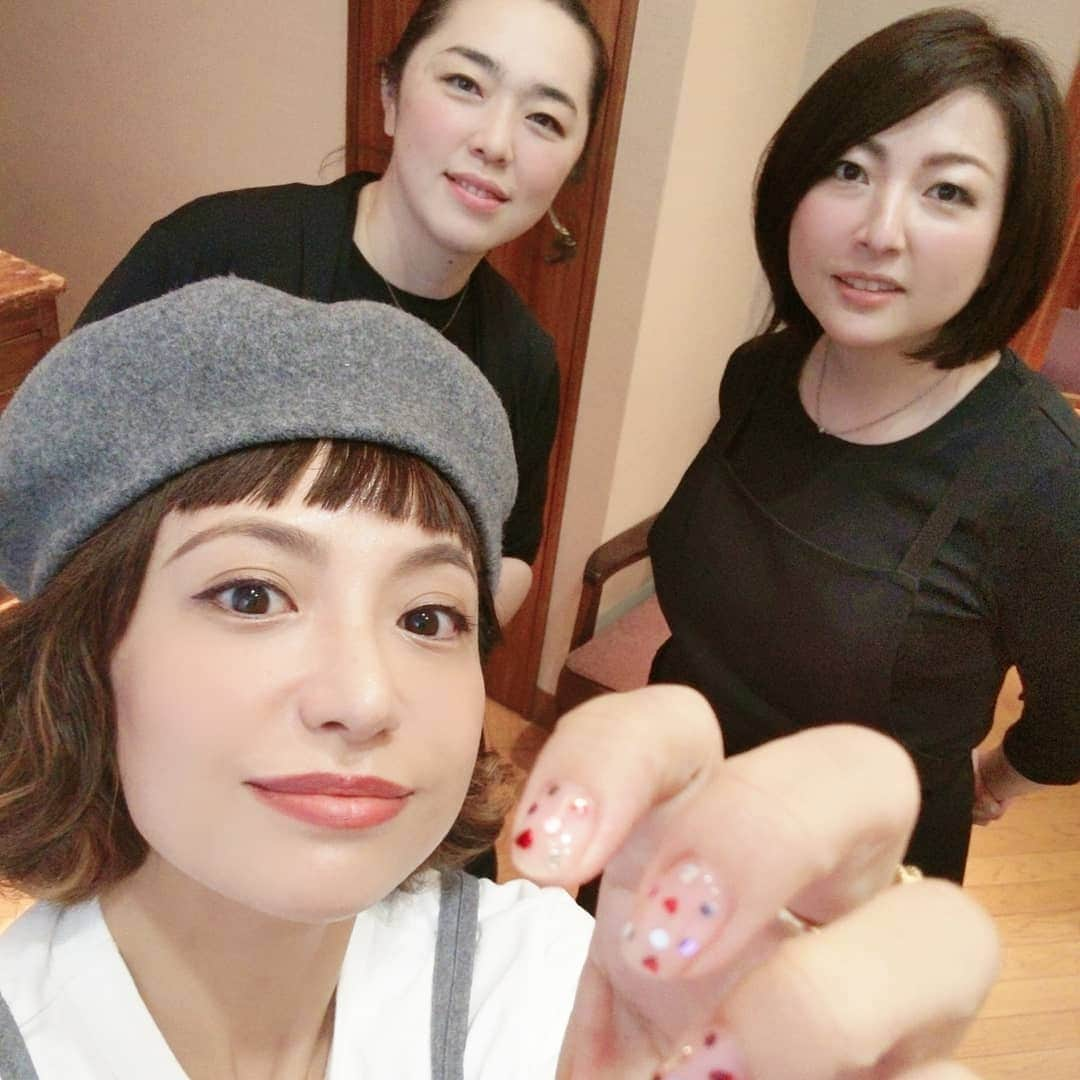 三喜本惠美さんのインスタグラム写真 - (三喜本惠美Instagram)「・ マリス表参道で ネイルとまつ毛をメンテナンスして来ました👍 長〜いお付き合いの下井さんと松下さんに癒されながらのメンテナンスは気分転換になります💕❤️💕❤️💕 #マリスネイル#ハートネイル#ネイルデザイン#ネイルサロン#表参道ネイル#青山ネイル#カルジェル#バイオジェル#マツエクサロン#表参道マツエク#青山マツエク#ママの息抜き#ママネイル」11月7日 18時47分 - megumi_mikimoto