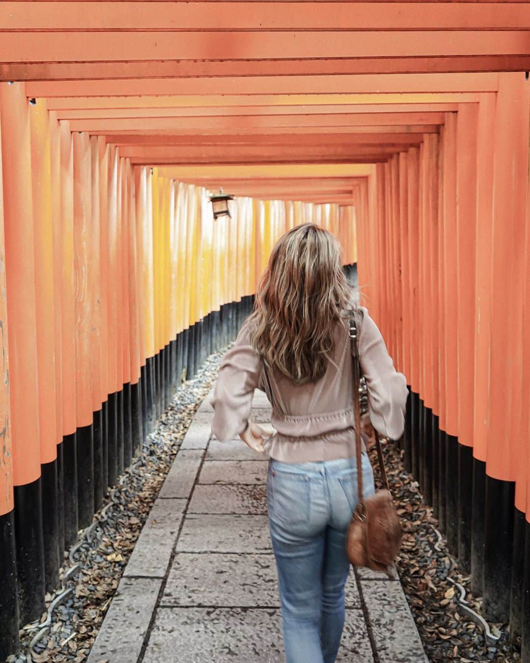 Manamiのインスタグラム：「📍伏見稲荷⛩⛩⛩ 何度来ても美しい🥺✨ 朝8時半に行ったけどもういっぱい人いた😳」