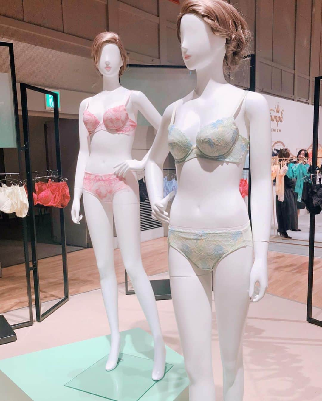 美人百花さんのインスタグラム写真 - (美人百花Instagram)「トリンプの春夏展示会へ👙💕 @triumph_japan ・  春夏のテーマはモロッコ🌹色々なお花をモチーフにした繊細なレースや華やかなカラーなど、うっとりするようなラインナップでした🥰 ・ つけ心地がよく美しい形にバストを整える恋するブラ、天使のブラをはじめ、 新しいプレミアムライン、伊勢丹などで大人気のSbyスロギー、より快適になった新生スロギーなどなど💕  ライフスタイルに沿ったランジェリー選びができるトリンプで、毎日をもっと楽しくレディに過ごしたいですね♡編集H  #トリンプ#レディ　な#下着　#ランジェリー　#春夏展示会#美人百花」11月7日 18時48分 - bijinhyakka