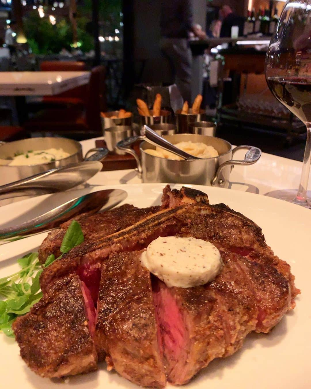 濱野りれさんのインスタグラム写真 - (濱野りれInstagram)「StripSteak 🍽 -— A steak restaurant that I will definitely eat when I come to Hawaii🌺 This is a steak restaurant, but I love this French Fry more than Steak🤫🧡 I don't usually eat desserts, but I have eaten every meal since I came here😂 I really love American sweet desserts💋💋 -— ハワイにきたら絶対食べにくるステーキ屋さん👼 ステーキよりもこのフレンチフライ目当てできちゃう🍟 普段はデザート食べないのに毎食デザートまでペロリ🥺海外のデザートって甘くて大好物なんだよなぁ😻✨✨ -— #rirelog #stripsteak#waikikieats#honolulueats #steakhouse#hawaiieats#hawaiirestaurants#hawaii#hawaiilife#traveleats #instahawaii#hawaiistagram #yelphawaii #hawaiifoodie#eatinghawaii #bestfoodhawaii #oahueats #visithawaii #hawaiitrip #ighawaii #gohawaii #honoluluhawaii #onlyinhawaii #ハワイ#ホノルル#ハワイ旅行#ハワイグルメ#ハワイ情報#ストリップステーキ」11月7日 18時51分 - riregram