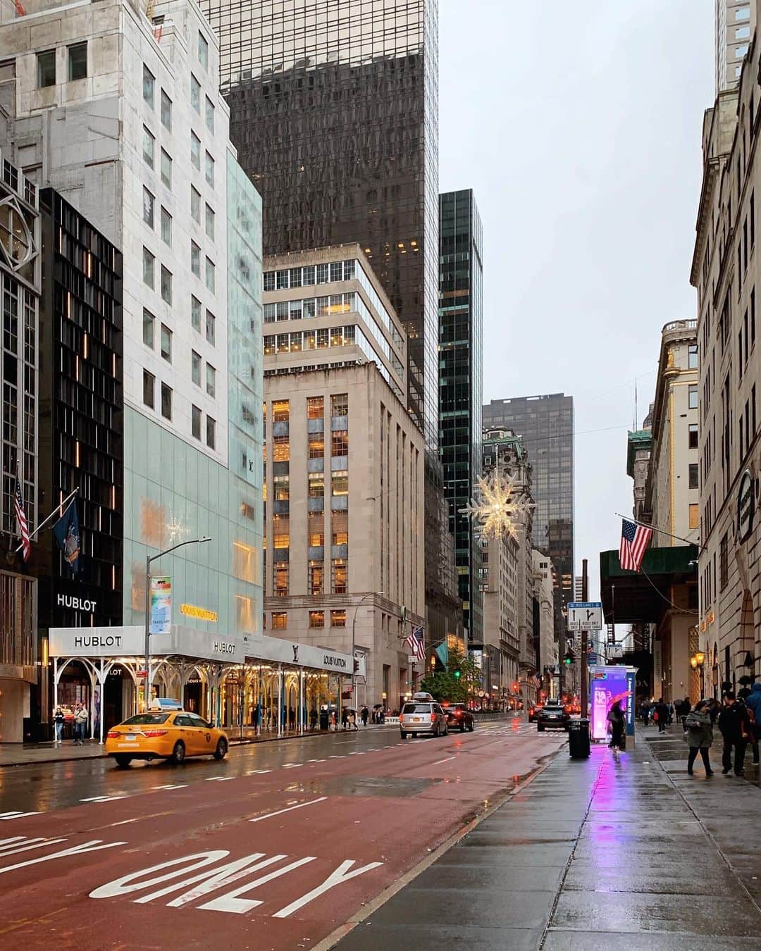 梅園アマンダのインスタグラム：「Walking down 5th Avenue and listen to the song ‘Englishman In New York’ was secretly one of my bucket list. Checked✔️🤫🚶🏻‍♂️🎶 . #sting #newyork」
