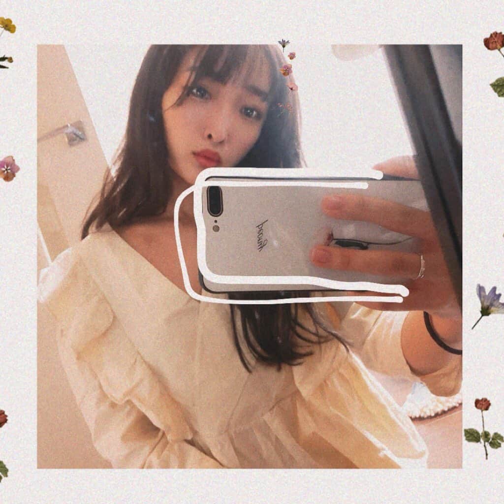 みなみのインスタグラム：「「気分は春」  今日はちょっと暖かかったから この前届いた @emmyofficial.jp の服着れた🥺 可愛い〜‪⸜‪‪‪‪‪︎❤︎‪︎⸝‬‪‪」