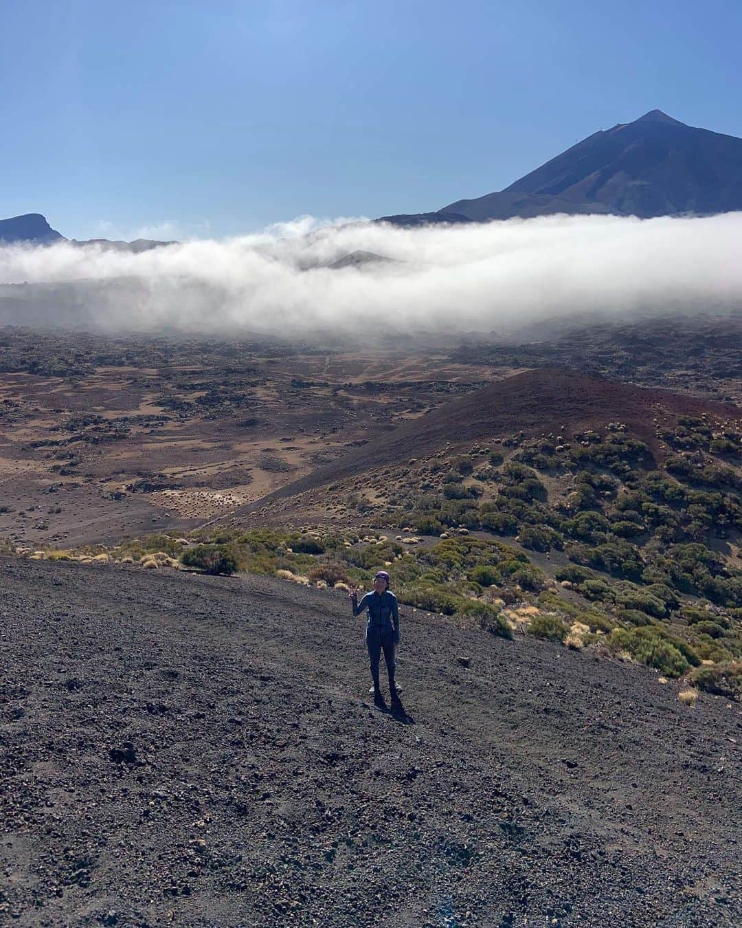 與那嶺恵理さんのインスタグラム写真 - (與那嶺恵理Instagram)「Explore inside EARTH 🌍🌑☄️ Petit person inside CRATER🌚🌝 . No human being, Only Nature✌🏻No sound, Only wind & our sound of breezing and walking ✌🏻 . . It was huge huge scale more than this photo & finally hiked 20km!! Now, pretty sore legs 🤪 #今日のエリさん　#offseason」11月7日 18時54分 - eriyonamine