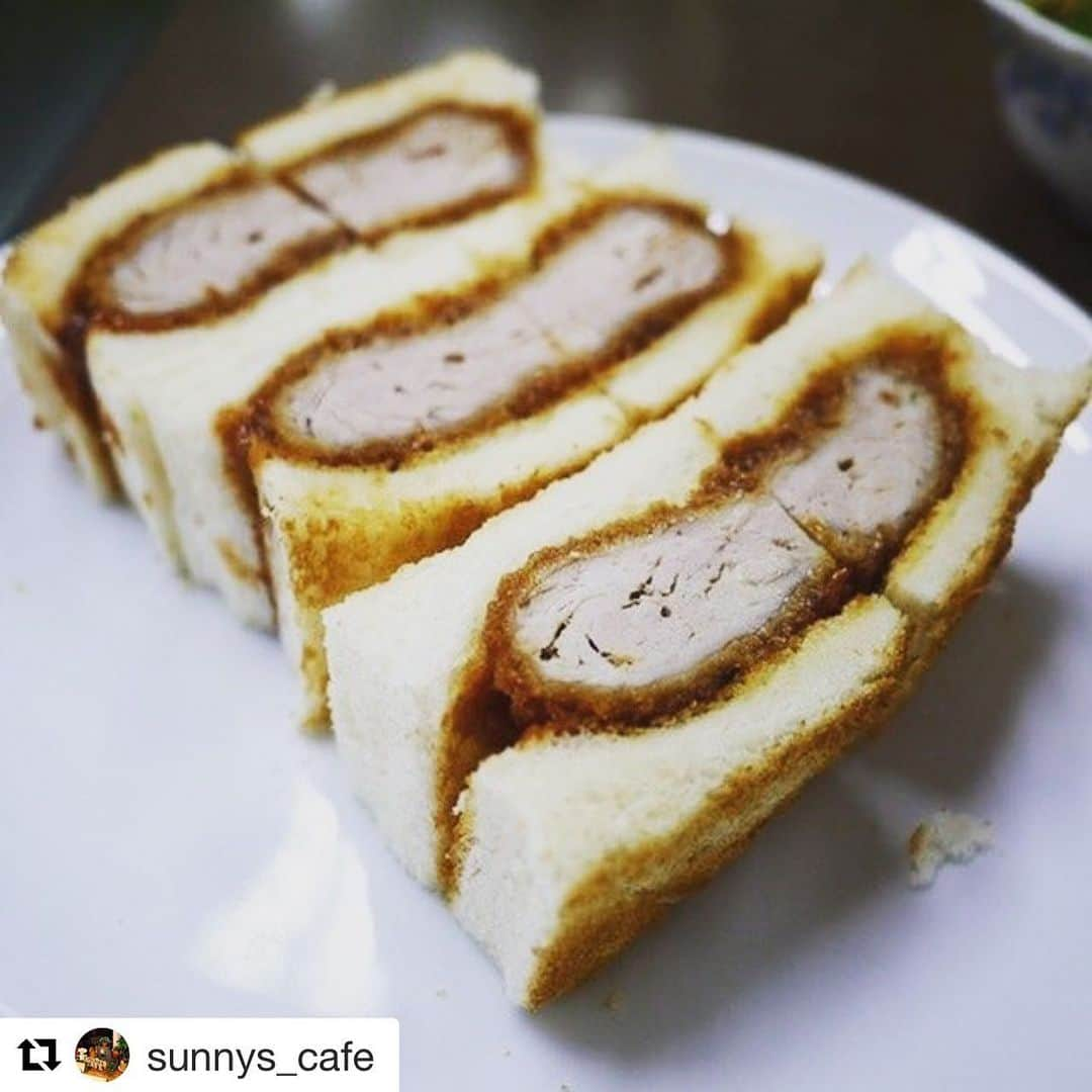 EINSHOP／アインショップさんのインスタグラム写真 - (EINSHOP／アインショップInstagram)「#Repost @sunnys_cafe with @get_repost ・・・ こんばんは🤩  今週11/9土曜日は加古川で開催される ツーデーマーチの日岡山公園ステージ前にて @634asaichi とのコラボ企画に出店します🌈✨ 11月より冬期ドリンクメニュースタートします☕️🥪 淹れたてのドリップコーヒーや カフェオレ、人気のチャイティーラテやホットココア、瀬戸内ハニーレモネード、ホットカルピス等色々ご用意してお待ちしております❤️ もちろんタピオカドリンクや果肉たっぷりの自家製ソースの苺ミルクやソーダメニューもまだまだあります👍✨ フードメニューは ひれかつサンドと厚焼きたまごサンド（各４００yen）をご提供します🥪  スープは冬期限定の具沢山クラムチャウダーです🎶  是非お立ち寄り下さい🤗  ツーデーマーチ詳細は下記まで  https://kakogawa-2daymarch.jp/topics/notice/3439  #sunnyscafe  #日岡山公園  #ツーデーマーチ#カツサンド #数量限定」11月7日 18時55分 - 634asaichi