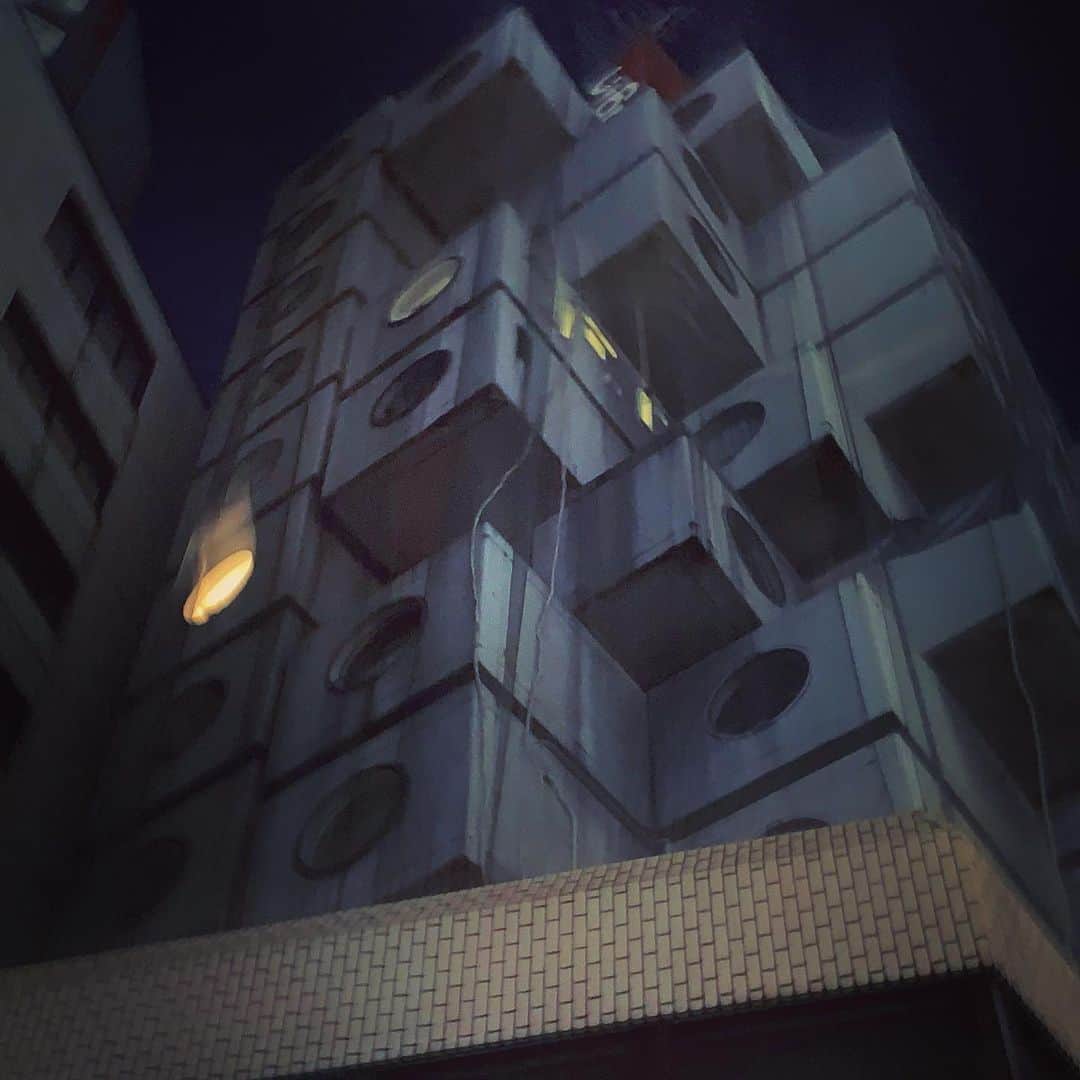 マシュー・チョジックさんのインスタグラム写真 - (マシュー・チョジックInstagram)「#中銀カプセルタワービル に潜入！😹 Somehow infiltrated Nakagin Capsule Tower!  #新陳代謝 #metabolistarchitecture #建築 #architecture #Tokyo #銀座 #東京」11月7日 19時00分 - matthew_chozick